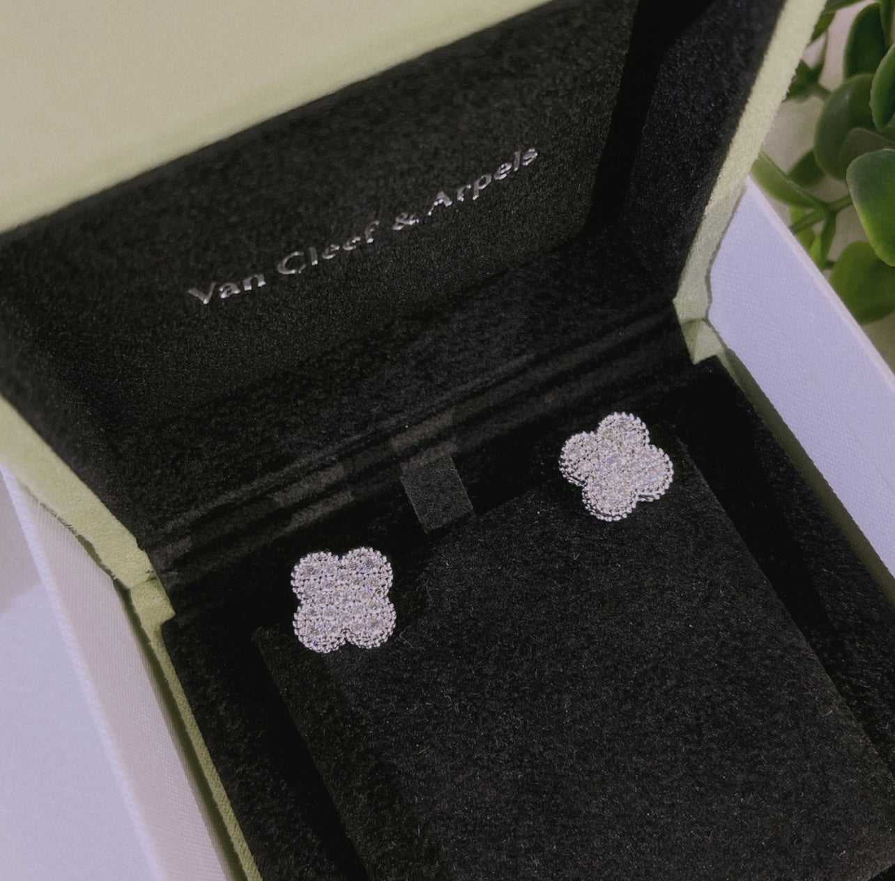 עגילי תלתן בגוון כסף משובץ זירקונים – אלגנטיות קלאסית