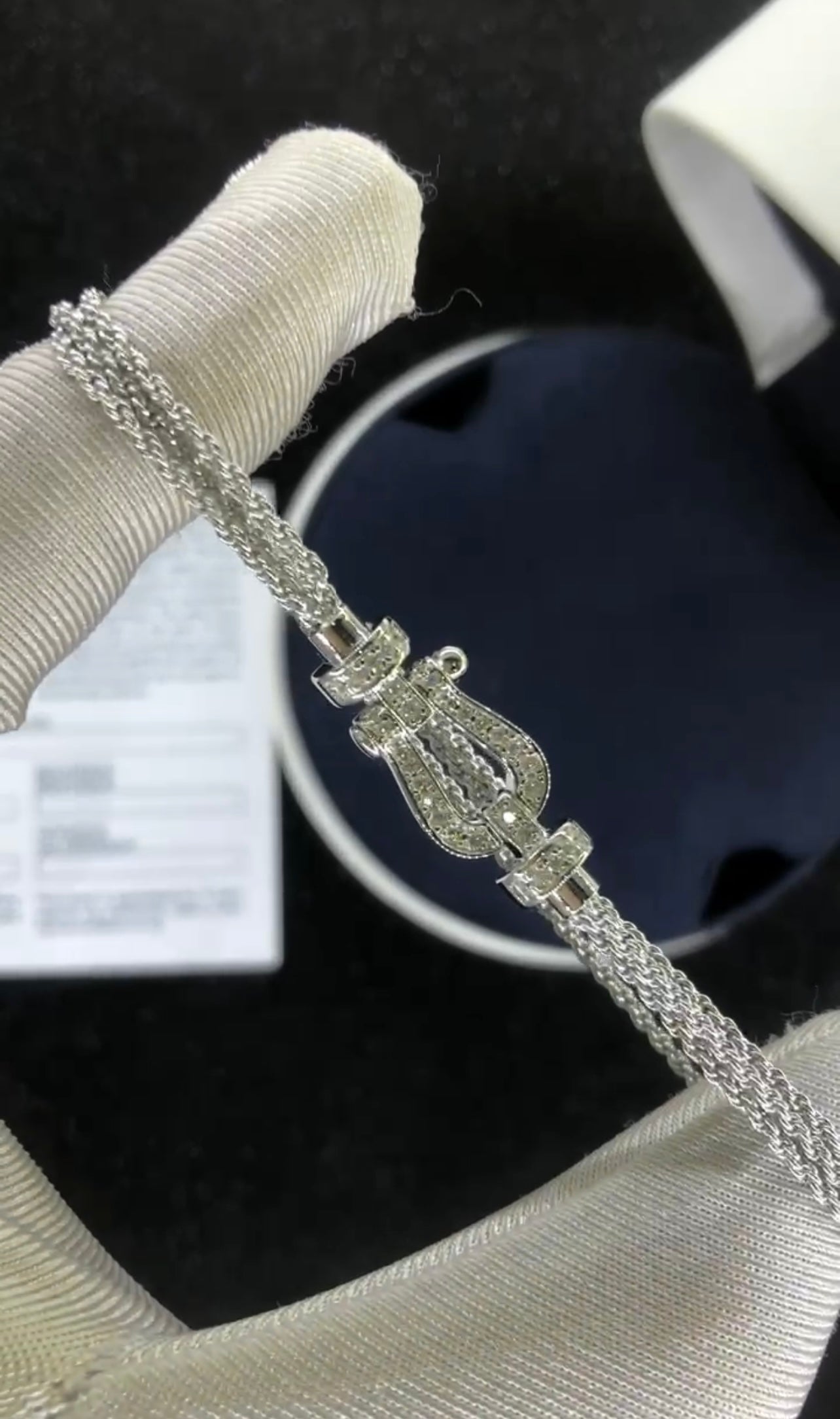 צמיד יוקרתי עם רצועת שרשרת כסופה ואבזם בגוון כסף משובץ זירקונים