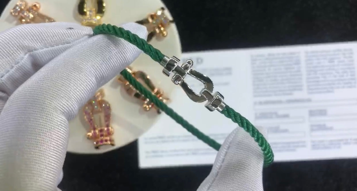 צמיד יוקרתי עם רצועת חבל ירוקה ואבזם בגוון כסף מבריק