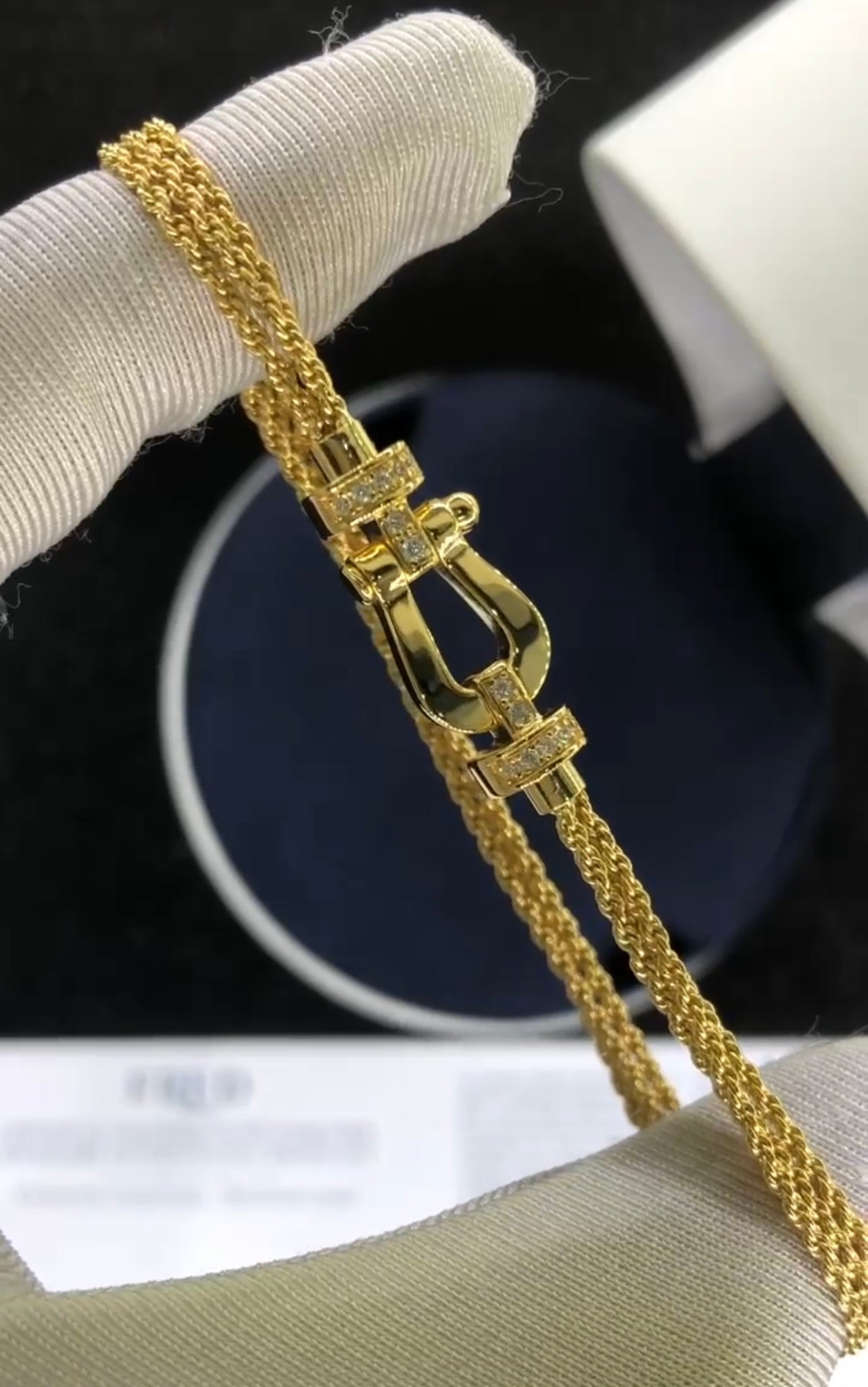 צמיד יוקרתי עם רצועת שרשרת בגוון זהב ואבזם בגוון זהב משובץ חצי זירקונים