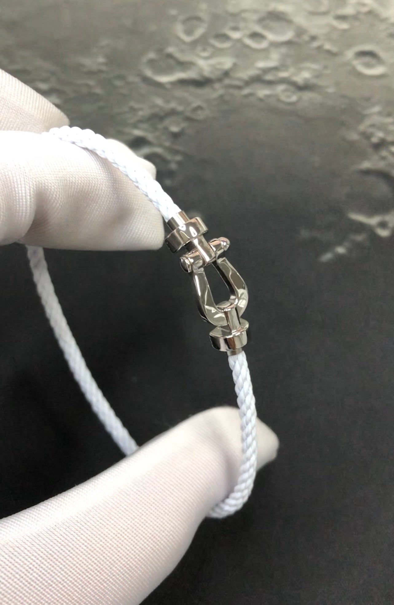 צמיד יוקרתי עם רצועת חבל בצבע לבן ואבזם כסוף