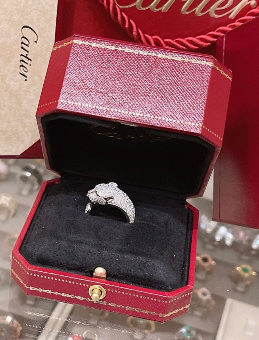 טבעת אלגנטית פנתר בגוון כסף משובצת זרקונים נוצצים