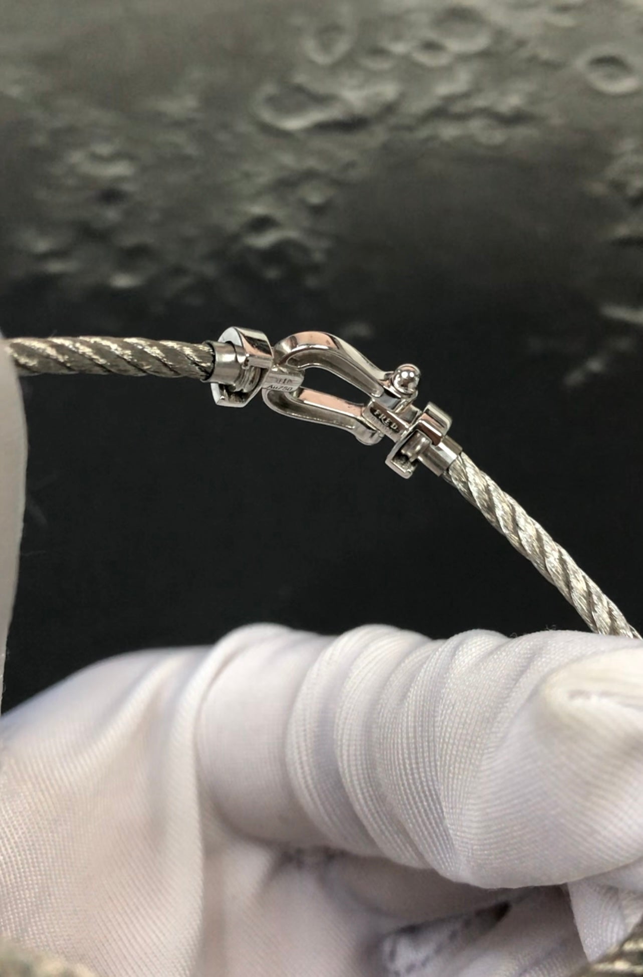 צמיד יוקרתי עם רצועת מתכת בגוון כסף אבזם בגוון כסף מבריק