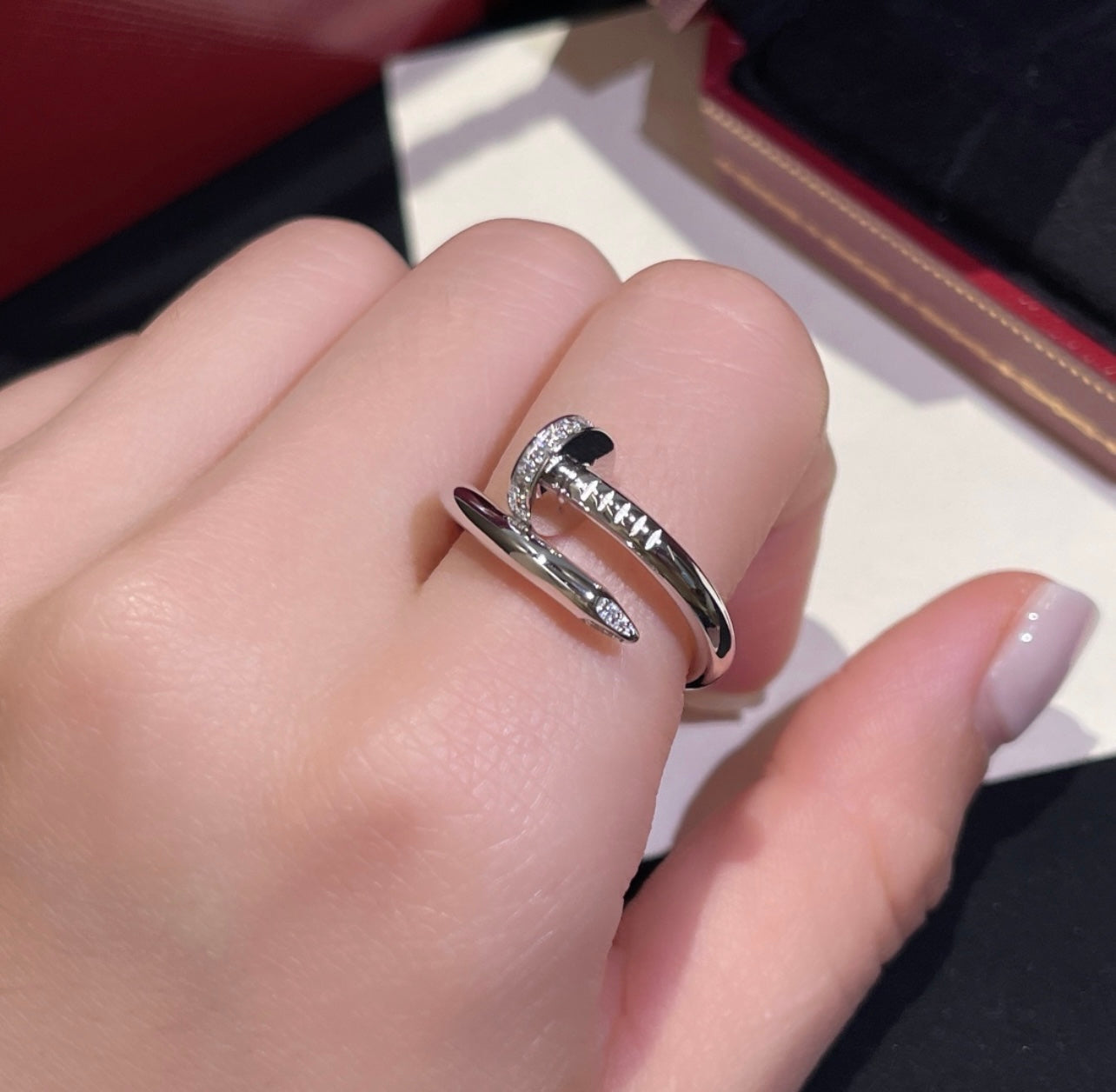 טבעת אלגנטית מסמר בגוון כסף משובצת חצי זירקונים נוצצים