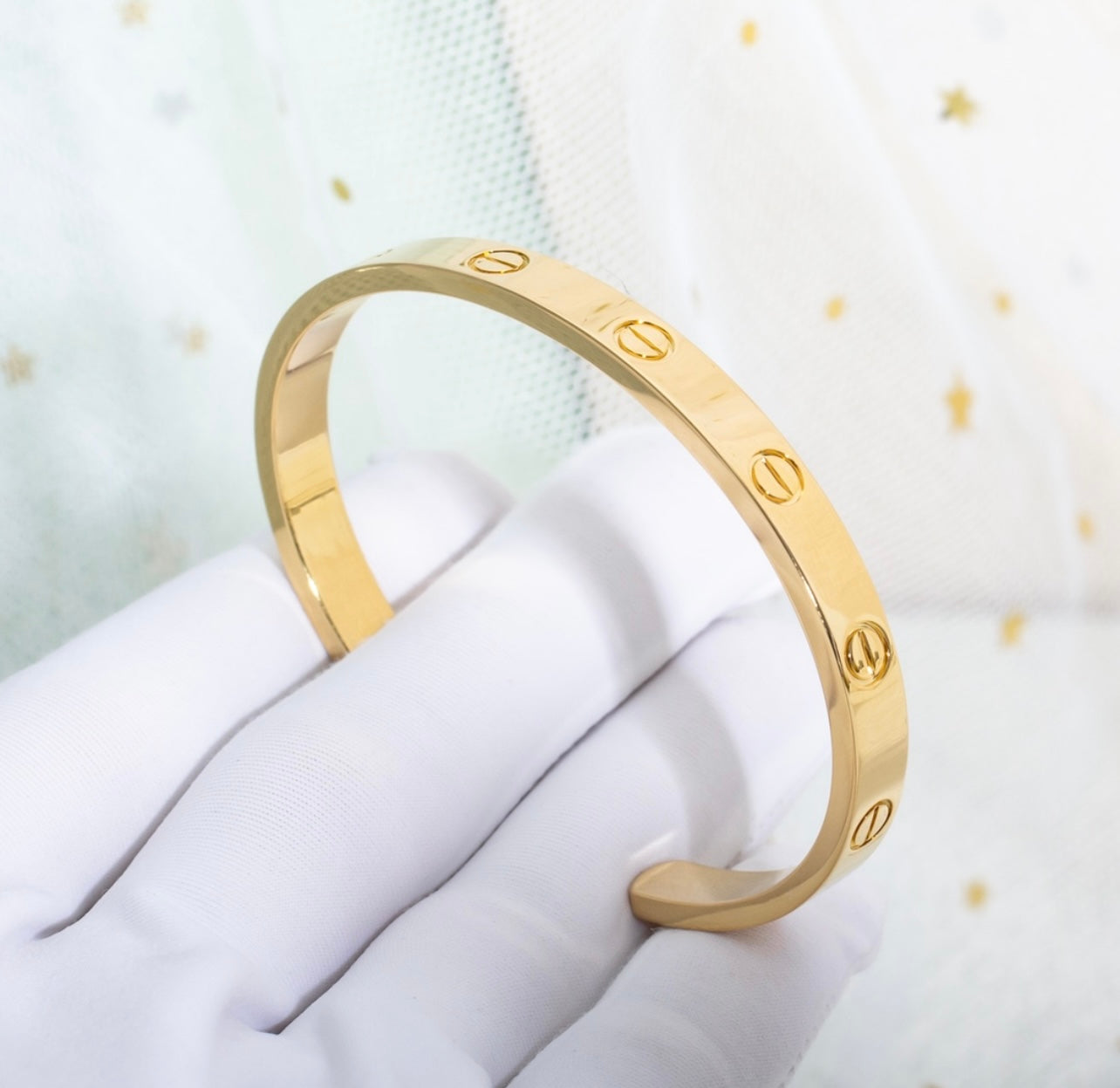 צמיד אלגנטי פתוח בגוון זהב מבריק