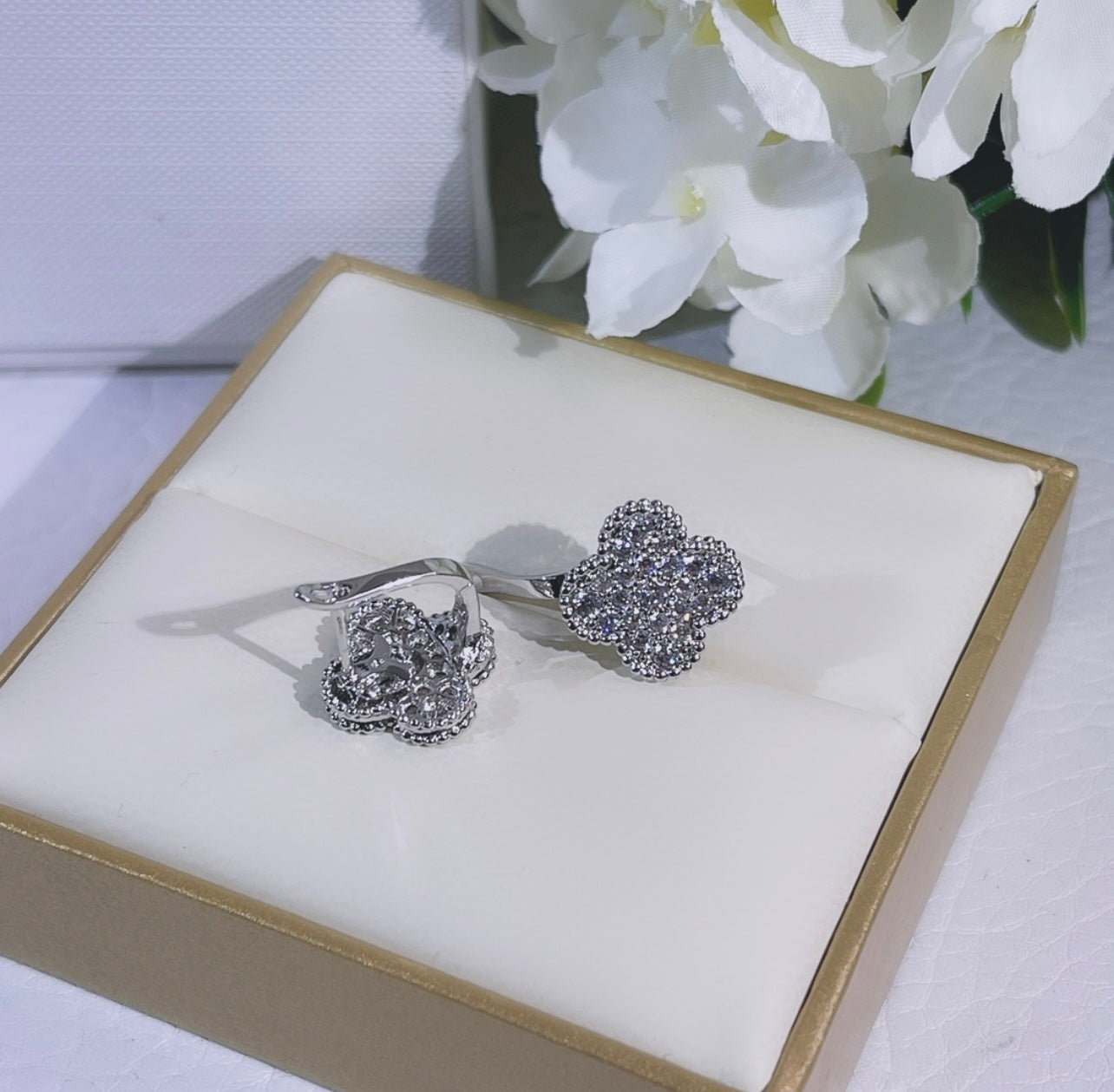 עגילי תלתן בגוון כסף משובץ זירקונים – אלגנטיות קלאסית