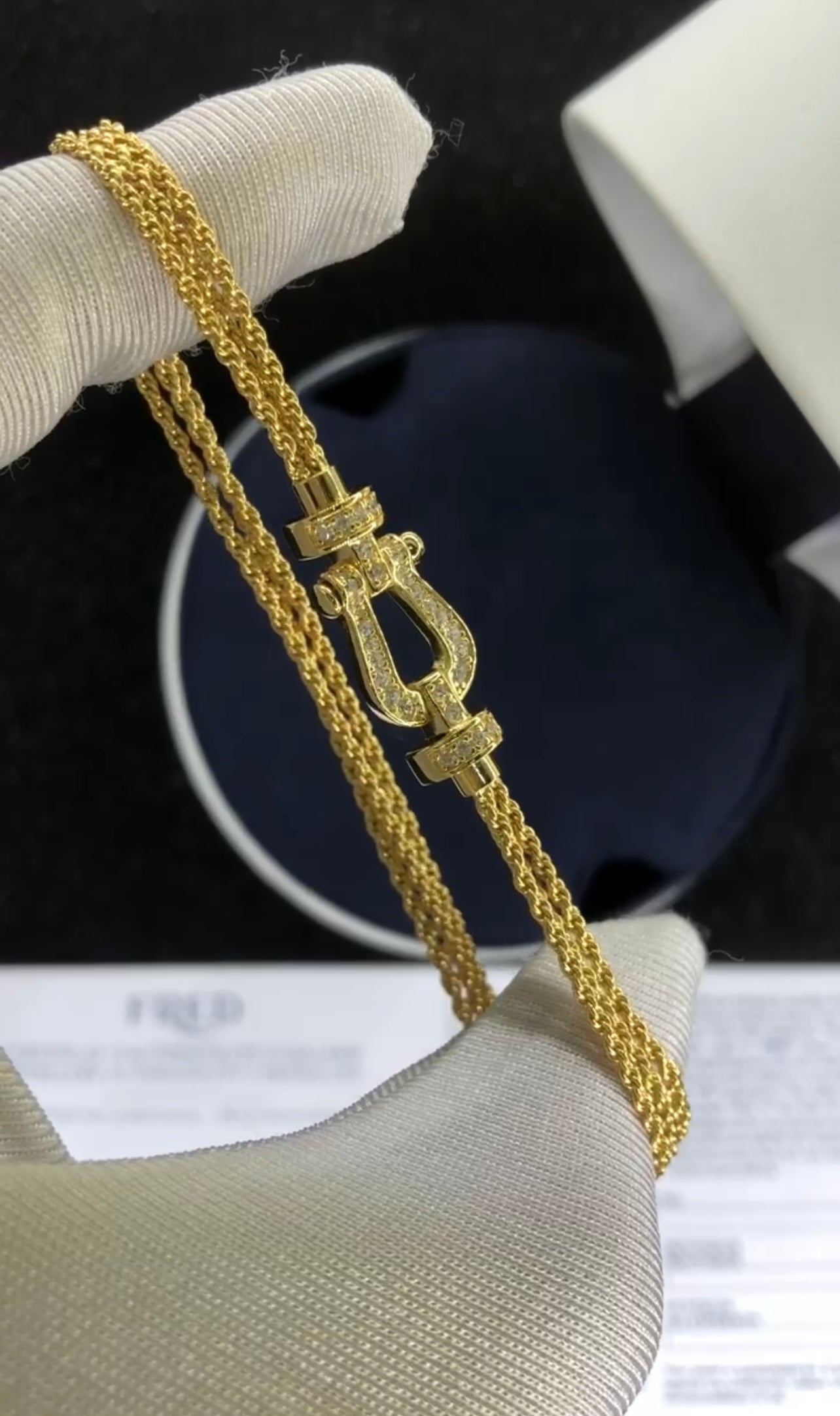 צמיד יוקרתי עם רצועת שרשרת בגוון זהב ואבזם בגוון זהב משובץ זירקונים