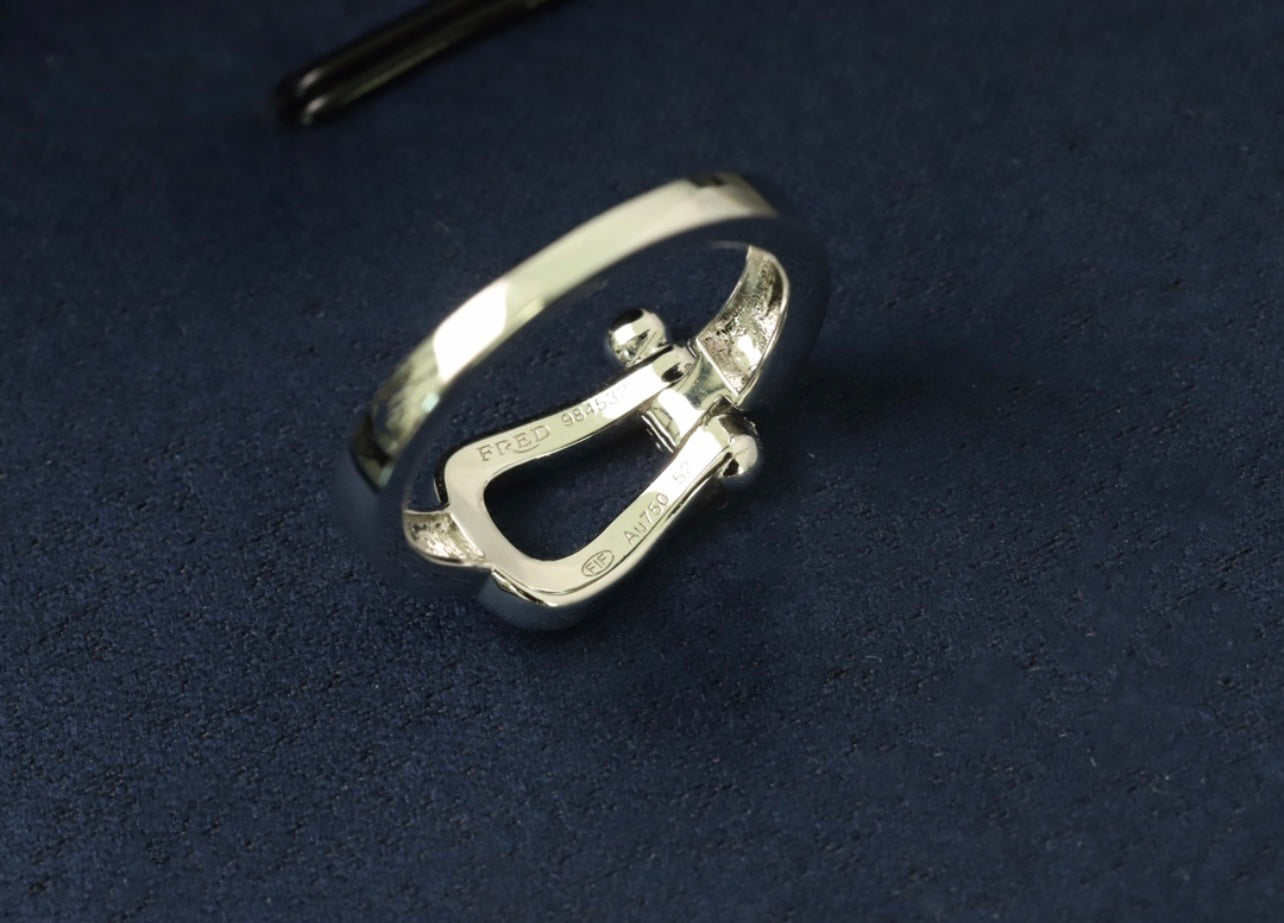 טבעת יוקרתית בגוון כסף – משובצת זירקונים מנצנצים