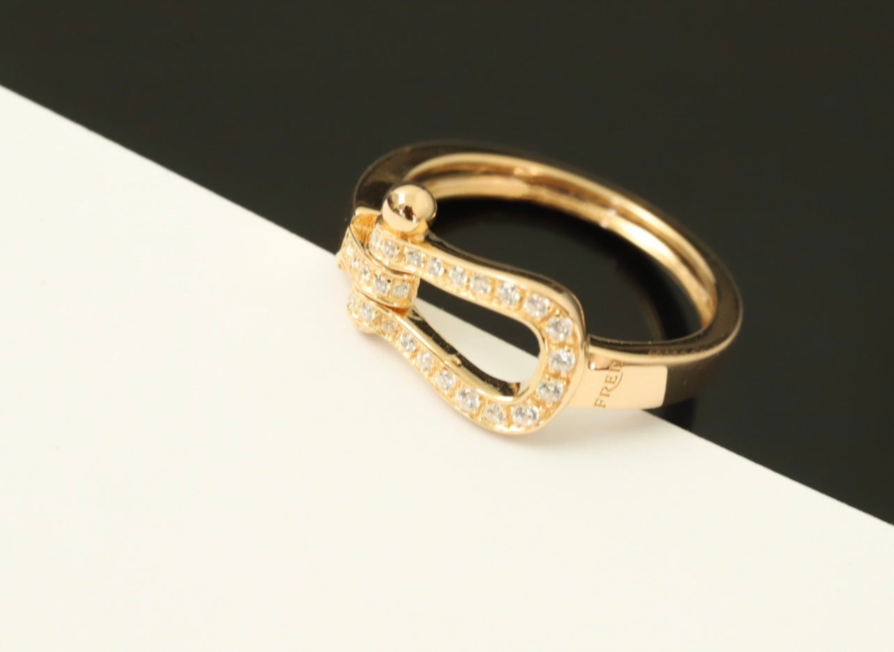 טבעת יוקרתית בגוון זהב – משובצת זירקונים מנצנצים