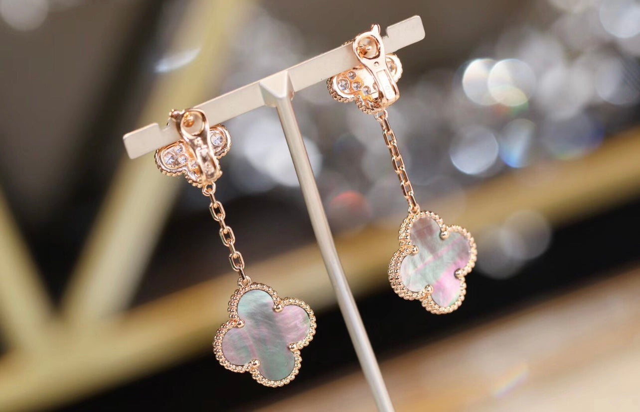 עגילי תלייה עם שני תלתנים צבע ורוד – זוהר ואלגנטיות בכל הופעה