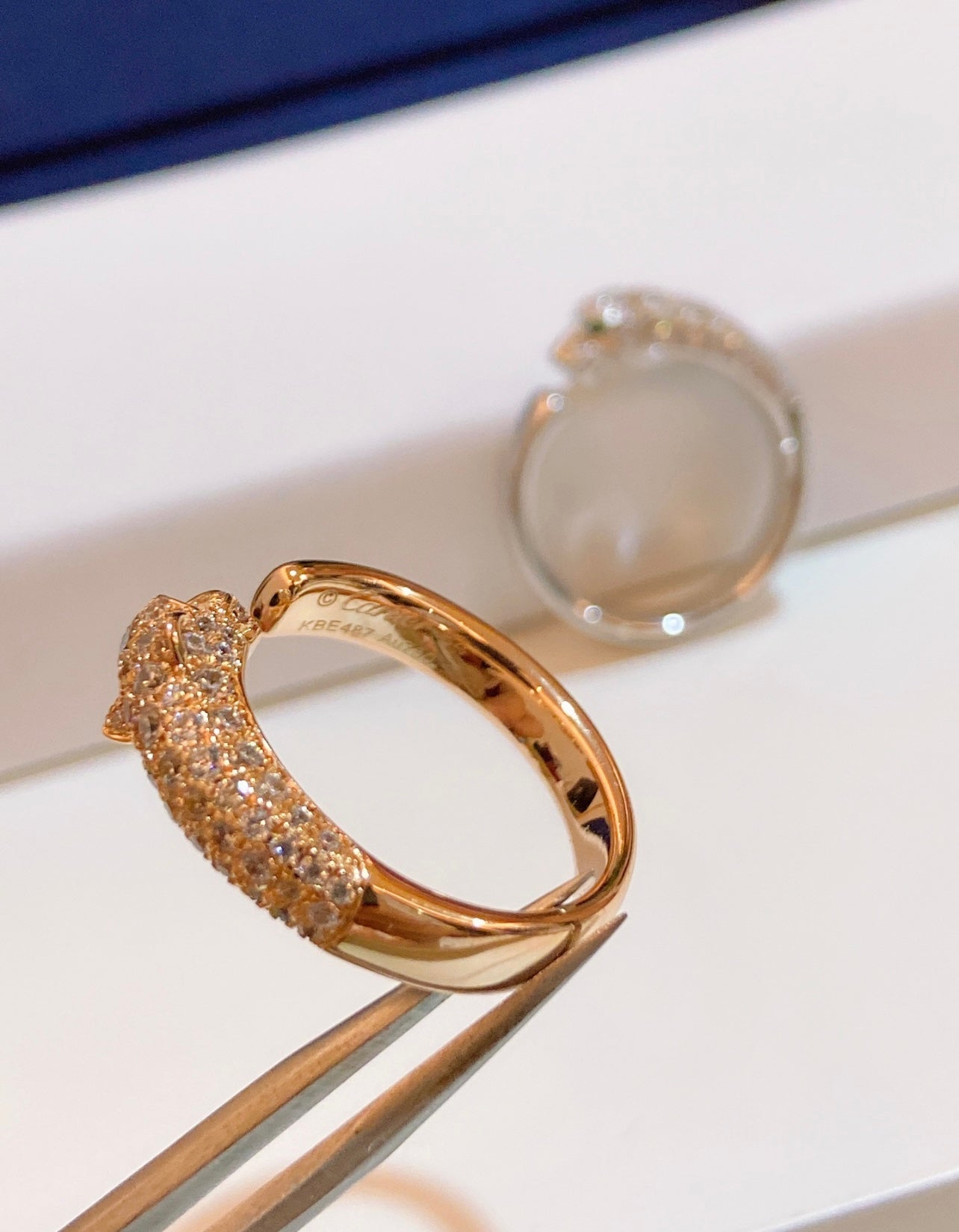 טבעת אלגנטית פנתר בגוון זהב ורוד משובצת זירקונים נוצצים