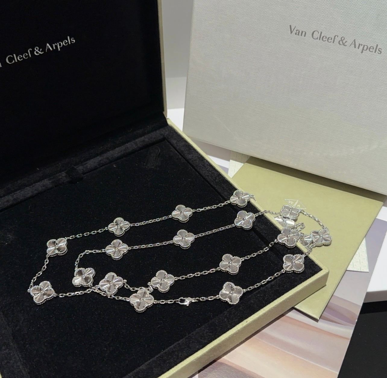 שרשרת 20 תלתנים בגוון כסף עם תליון תלתן בגוון כסף