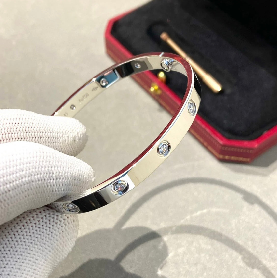 Romantisches Armband in Silberton, besetzt mit 10 funkelnden Zirkonen