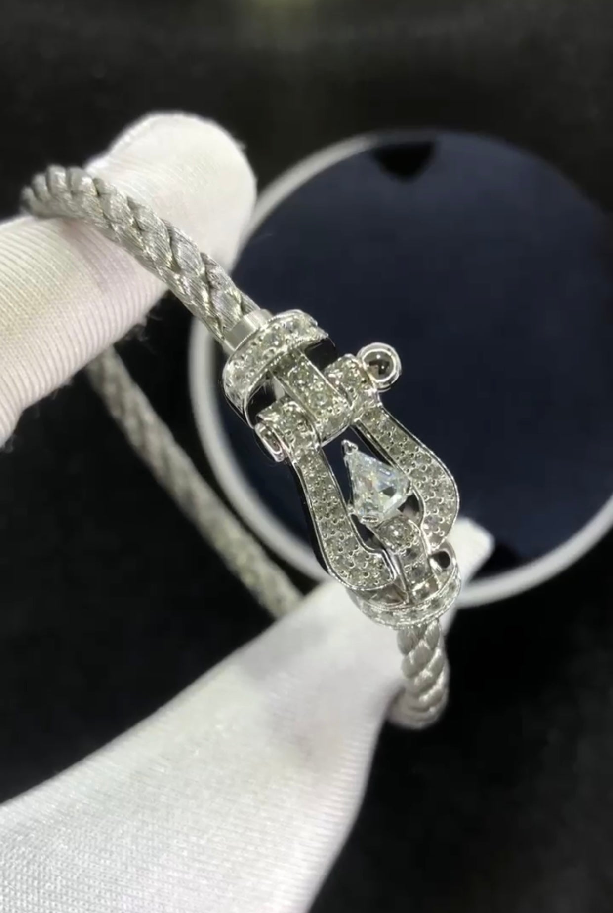Bracelet luxueux avec un bracelet en métal argenté et une boucle argentée, serti de zircons et d'une pierre centrale de 0,5 carat