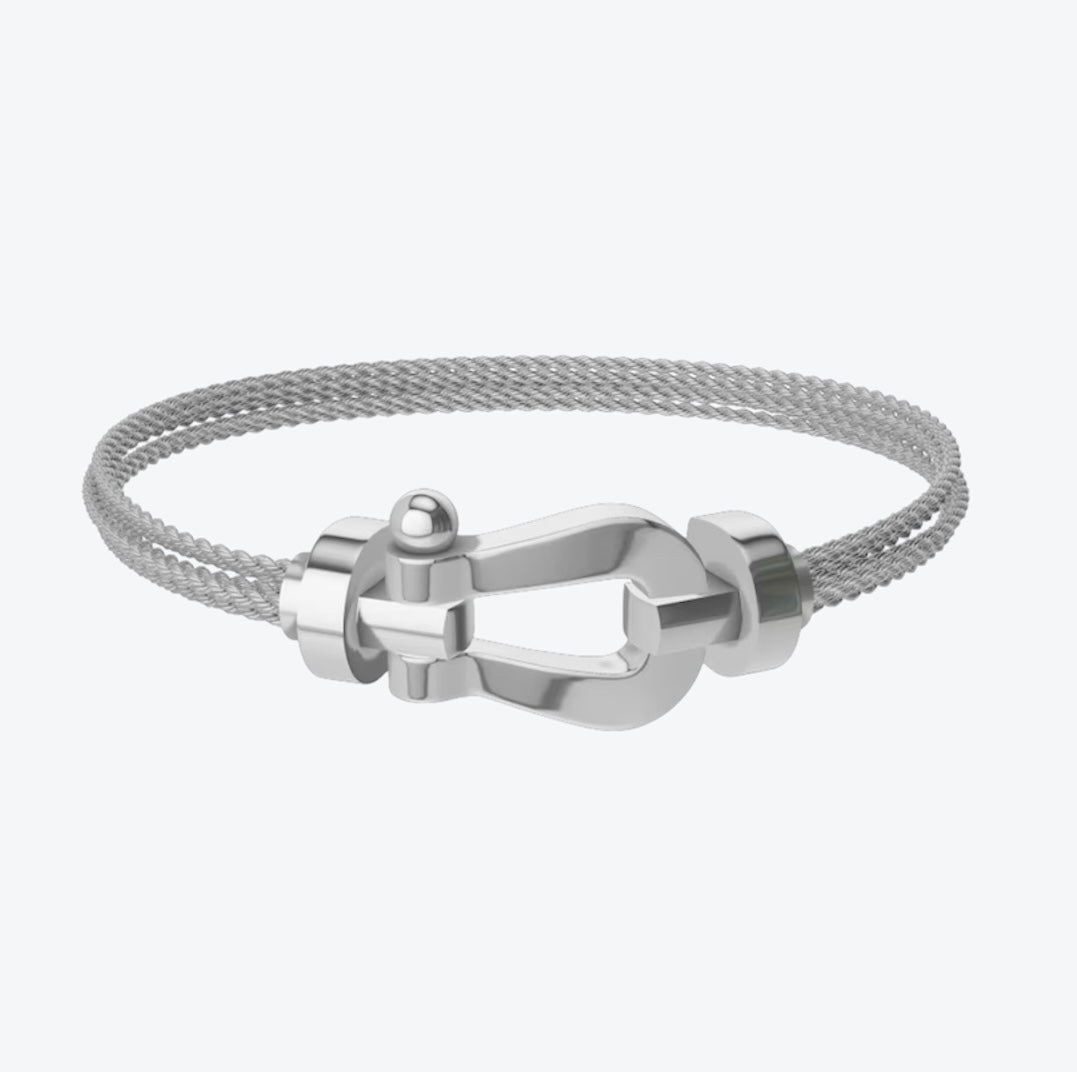 צמיד יוקרתי עם רצועת שרשרת כסופה ואבזם בגוון כסף מבריק