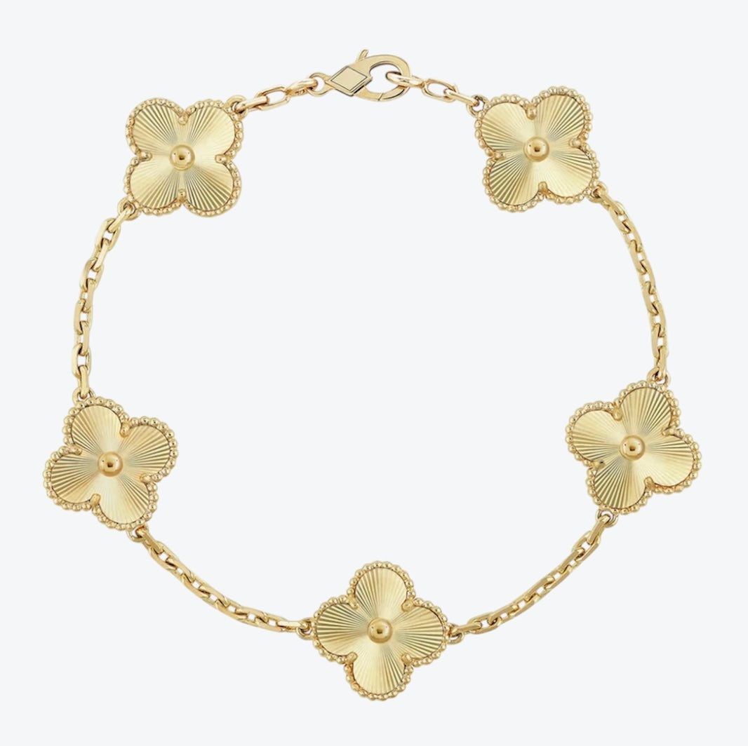 צמיד תלתן בגוון זהב עם 5 תלתנים בגוון זהב