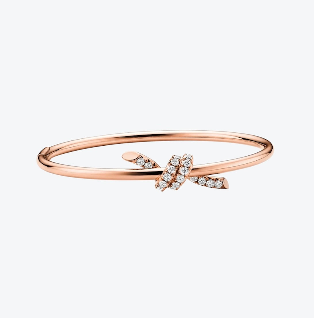 צמיד קשר עדין בגוון זהב ורוד משובץ זירקונים נוצצים למראה יוקרתי