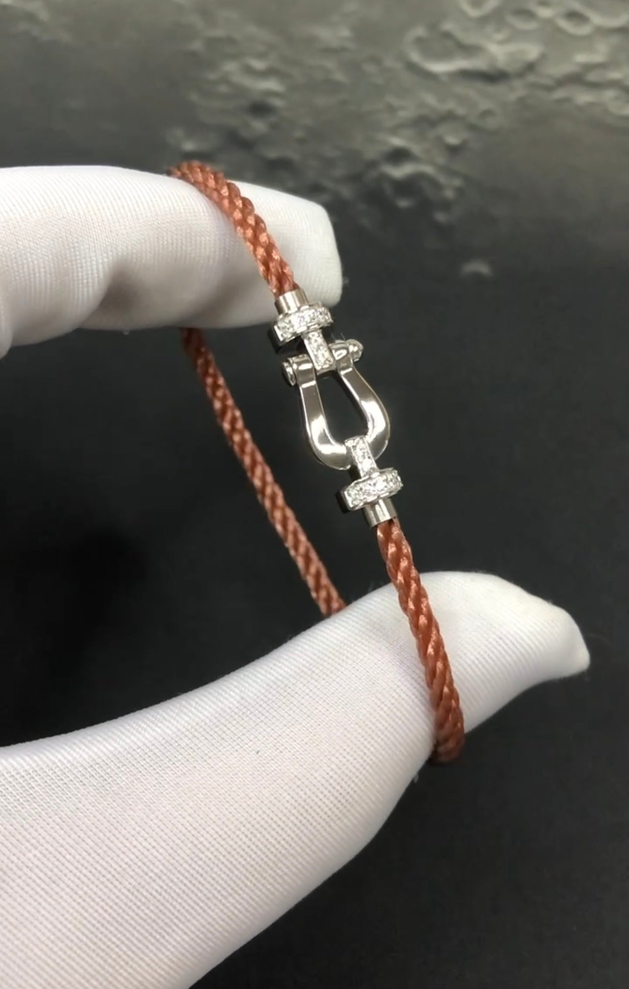 צמיד יוקרתי עם רצועת חבל חומה דקה ואבזם כסוף משובץ חצי זירקונים