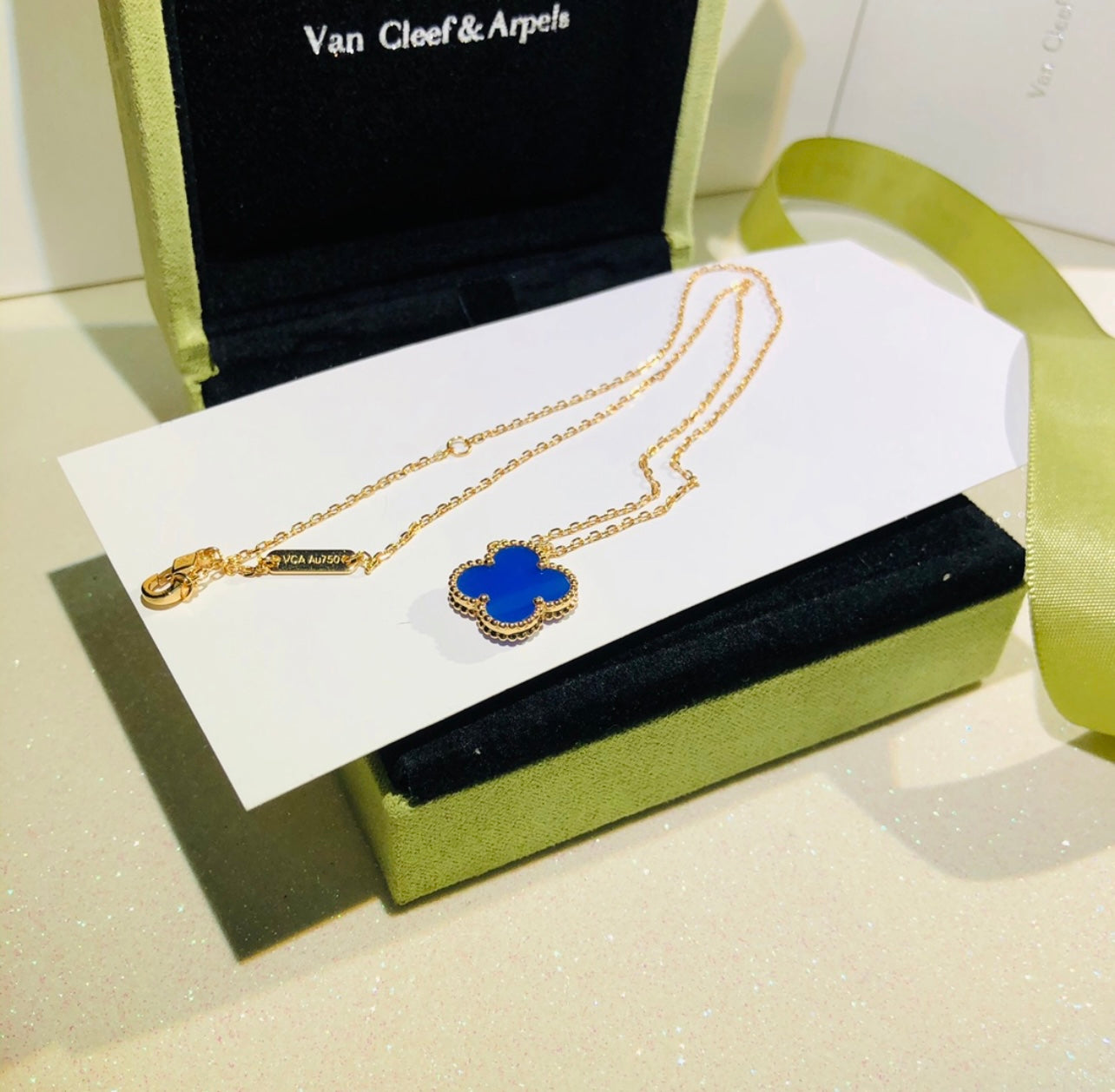 שרשרת תלתן בגוון זהב עם תליון תלתן בגוון כחול