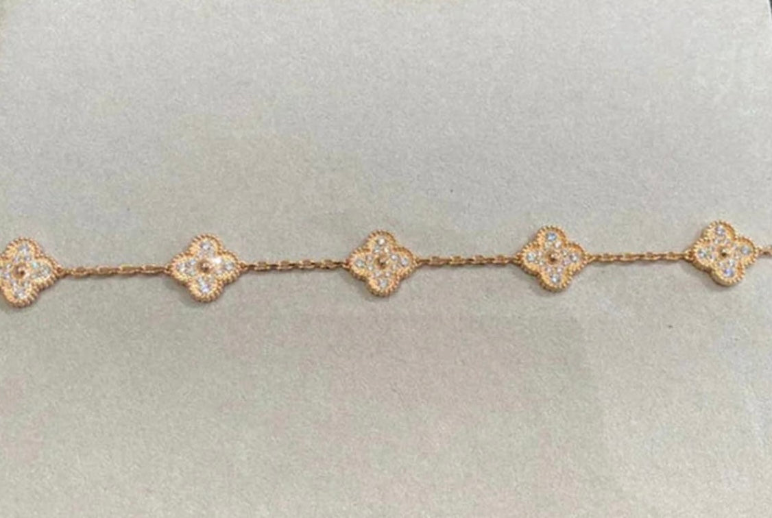 צמיד תלתן בגוון זהב ורוד עם 5 תלתנים בגוון זהב ורוד משובץ זירקונים נוצצים