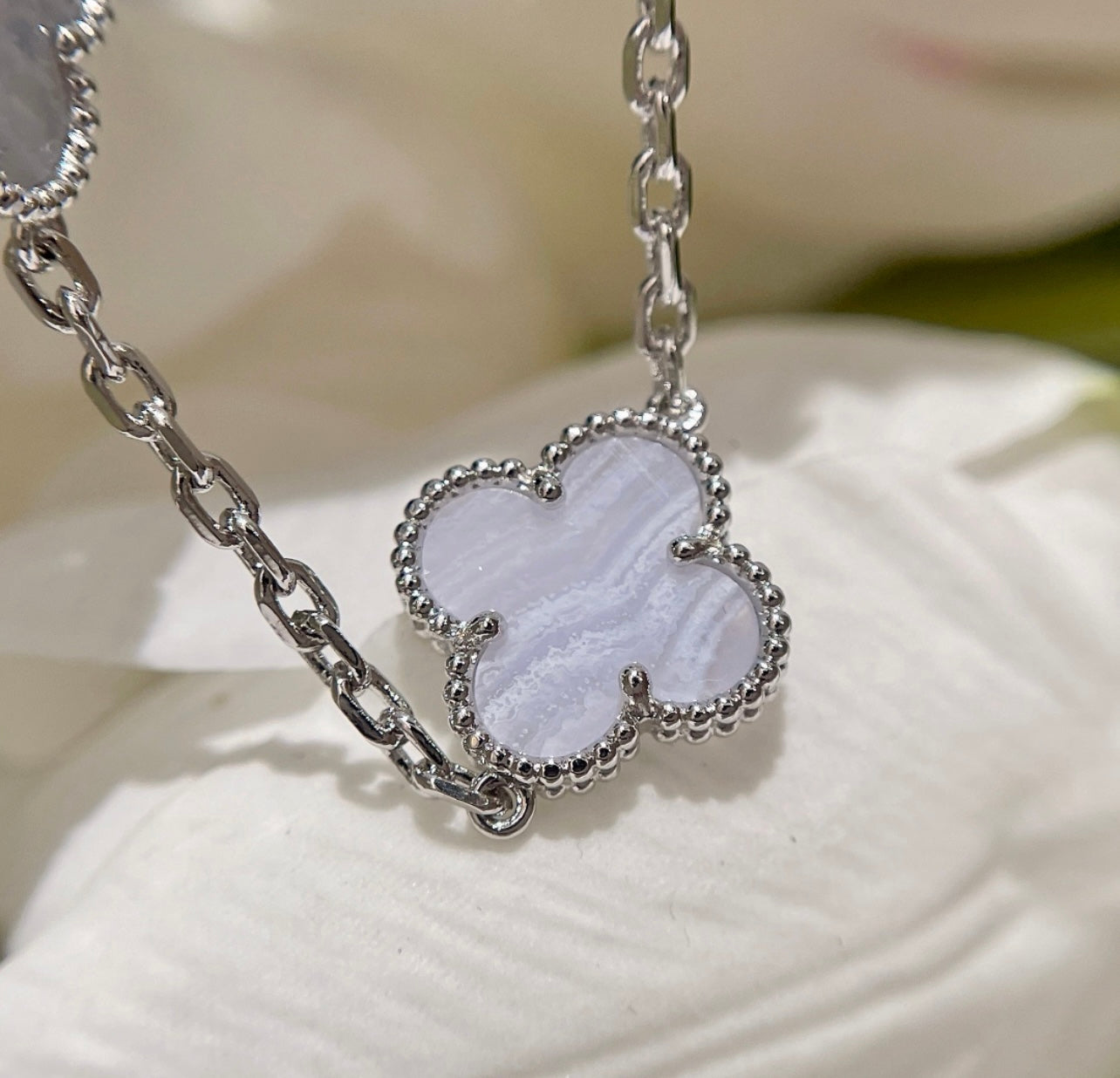 שרשרת 20 תלתנים צבע כסוף עם תליון תלתן תכלת