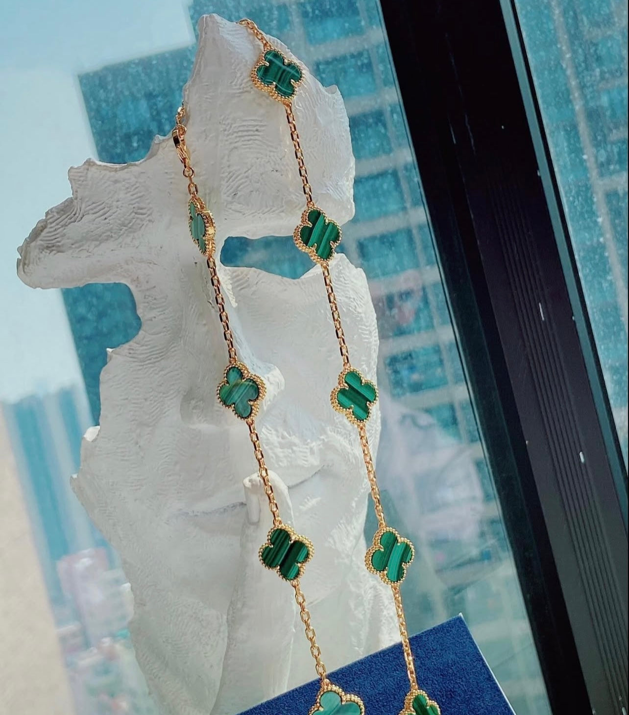 שרשרת 10 תלתנים בגוון זהב עם תליון תלתן בגוון ירוק