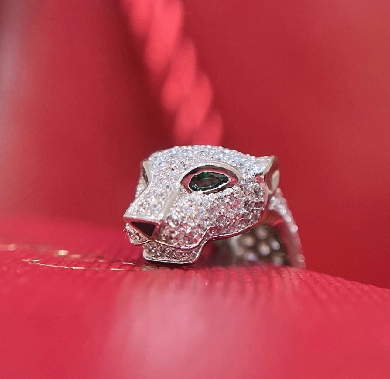 טבעת אלגנטית פנתר בגוון כסף משובצת זרקונים נוצצים