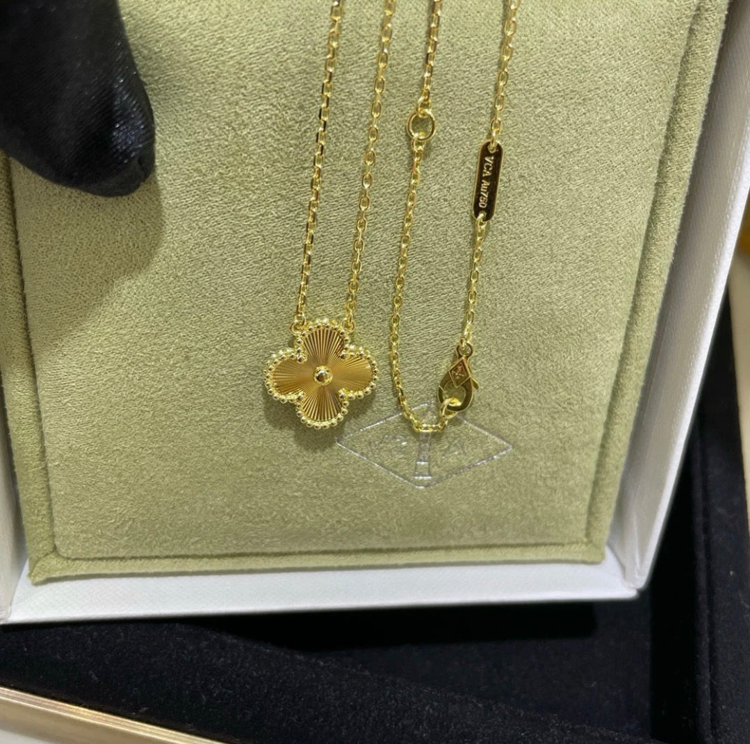 Kleeblatt-Halskette in Gold – klassischer Anhänger