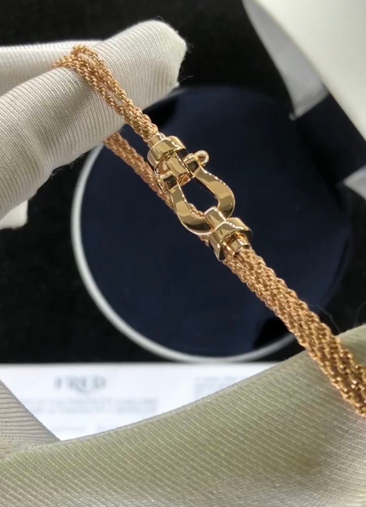 צמיד יוקרתי עם רצועת שרשרת בגוון זהב ורוד ואבזם בגוון זהב ורוד מבריק