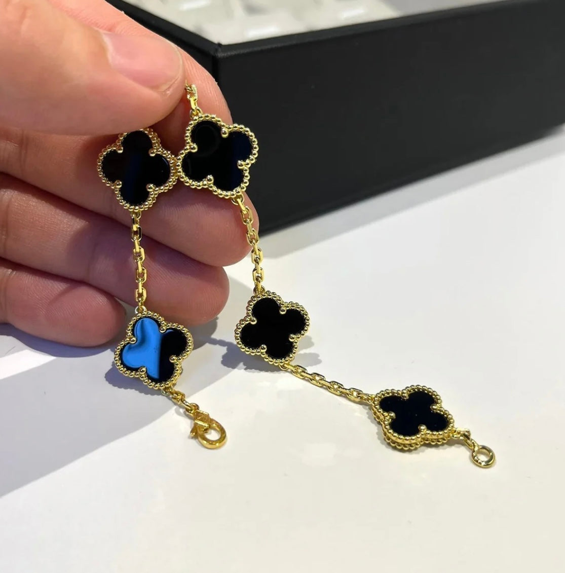 צמיד תלתן בגוון זהב עם 5 תלתנים בגוון שחור