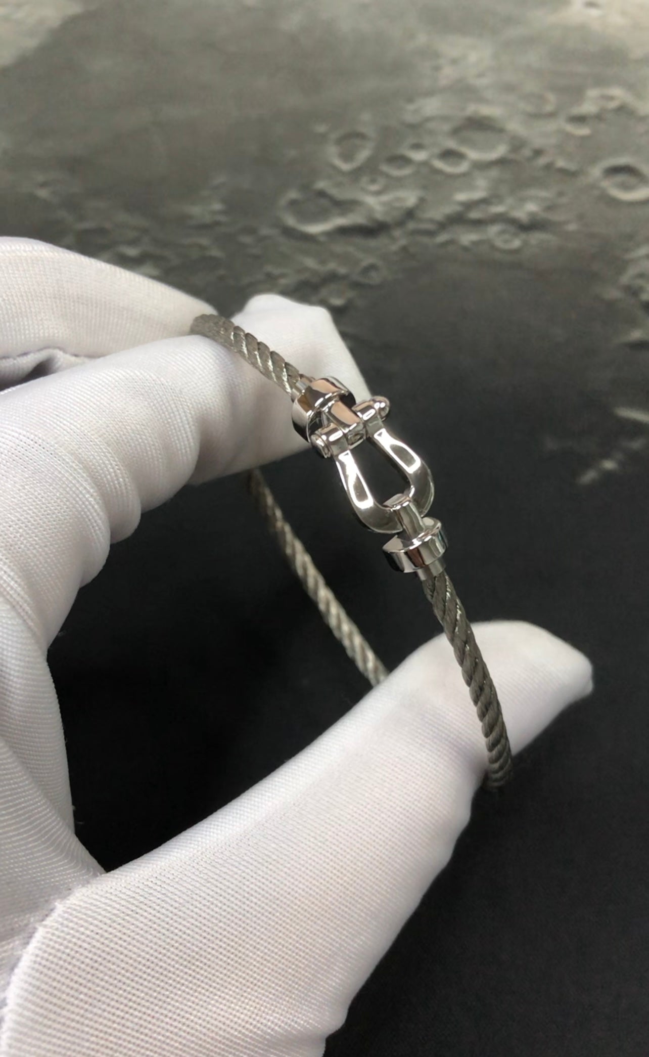 צמיד יוקרתי עם רצועת מתכת בגוון כסף אבזם בגוון כסף מבריק