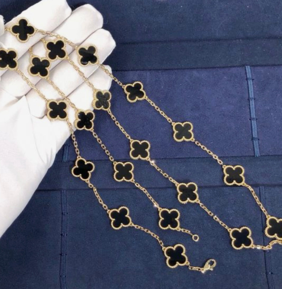 שרשרת 20 תלתנים צבע זהב עם תליון תלתן שחור