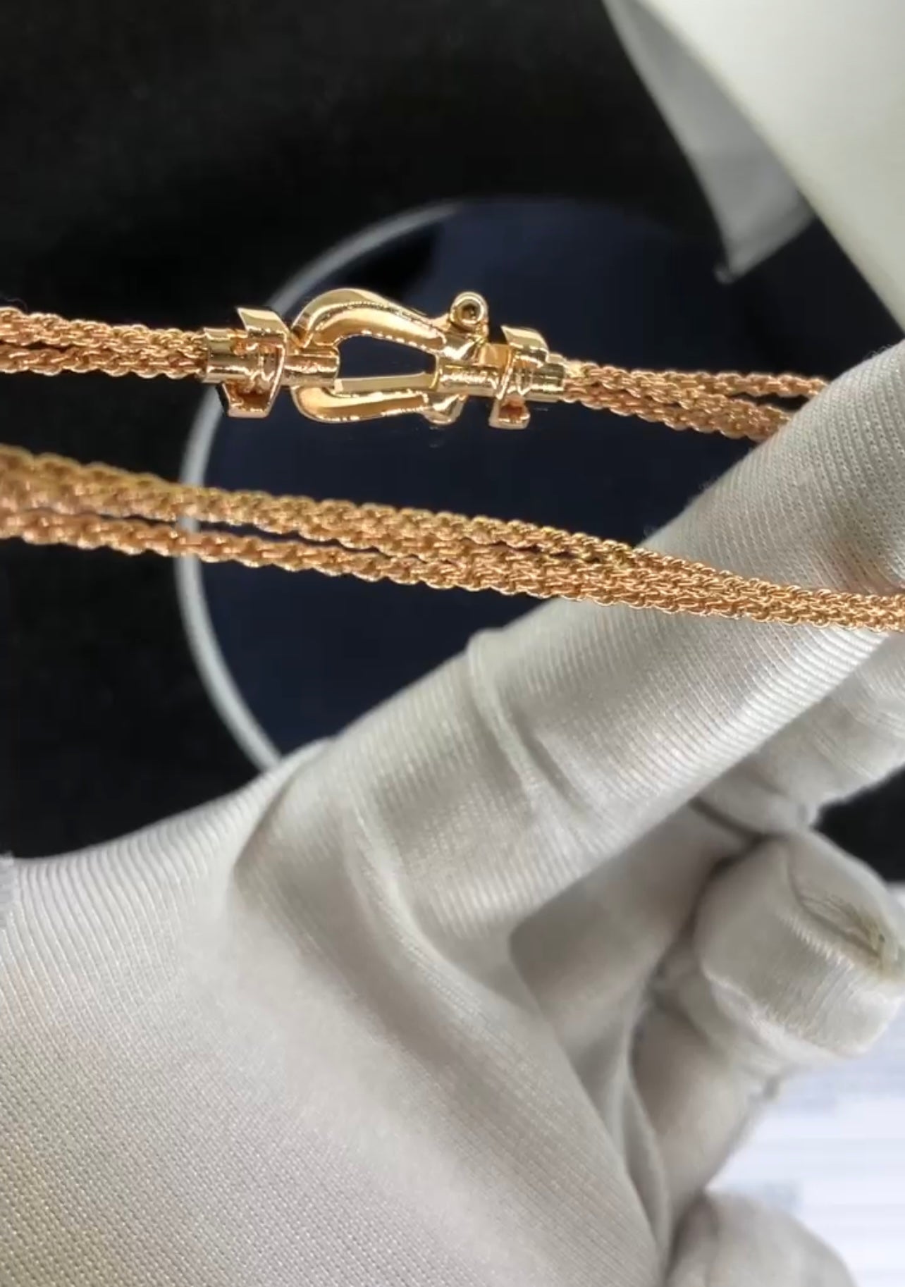 צמיד יוקרתי עם רצועת שרשרת בגוון זהב ורוד ואבזם בגוון זהב ורוד מבריק