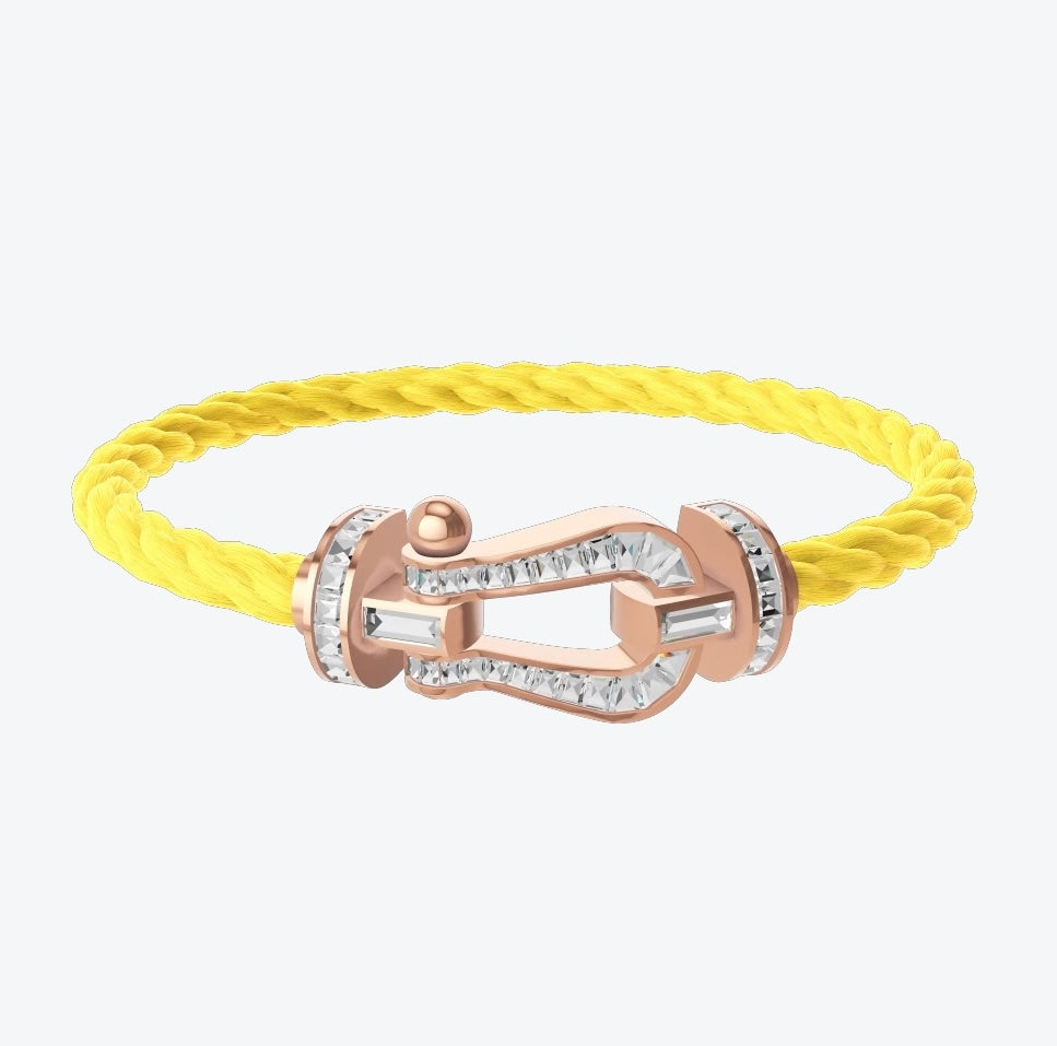 Luxusarmband mit gelbem Kordelarmband und einer mit Kristallen besetzten Schließe in Roségold — JEWELLUXE™