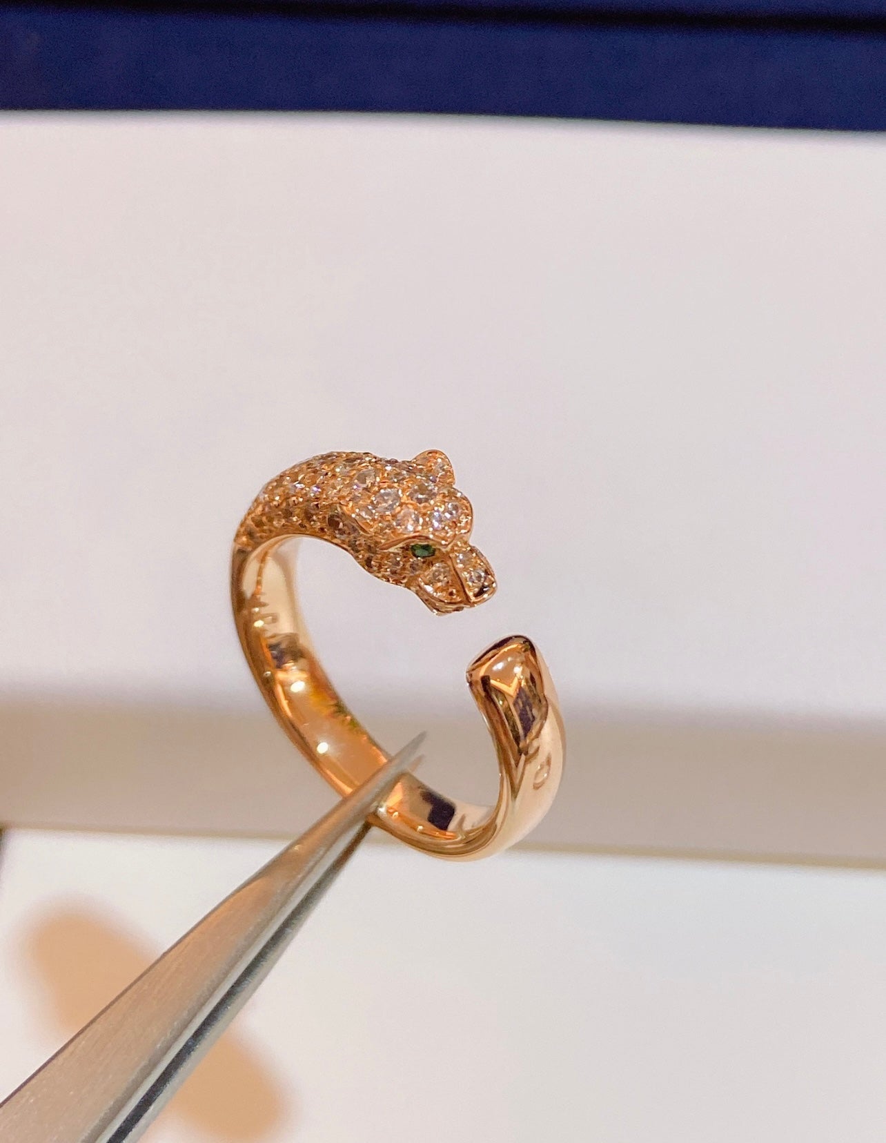 טבעת אלגנטית פנתר בגוון זהב ורוד משובצת זירקונים נוצצים