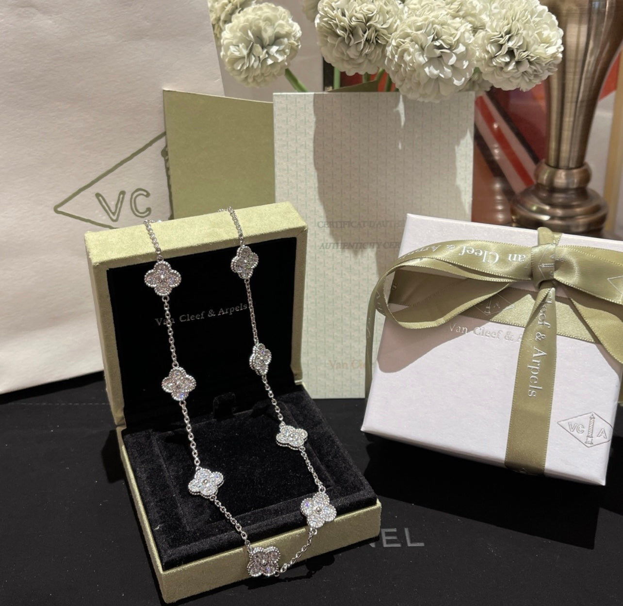 שרשרת 10 תלתנים בגוון כסף עם תליון תלתן בגוון כסף ומשובץ זירקונים נוצצים