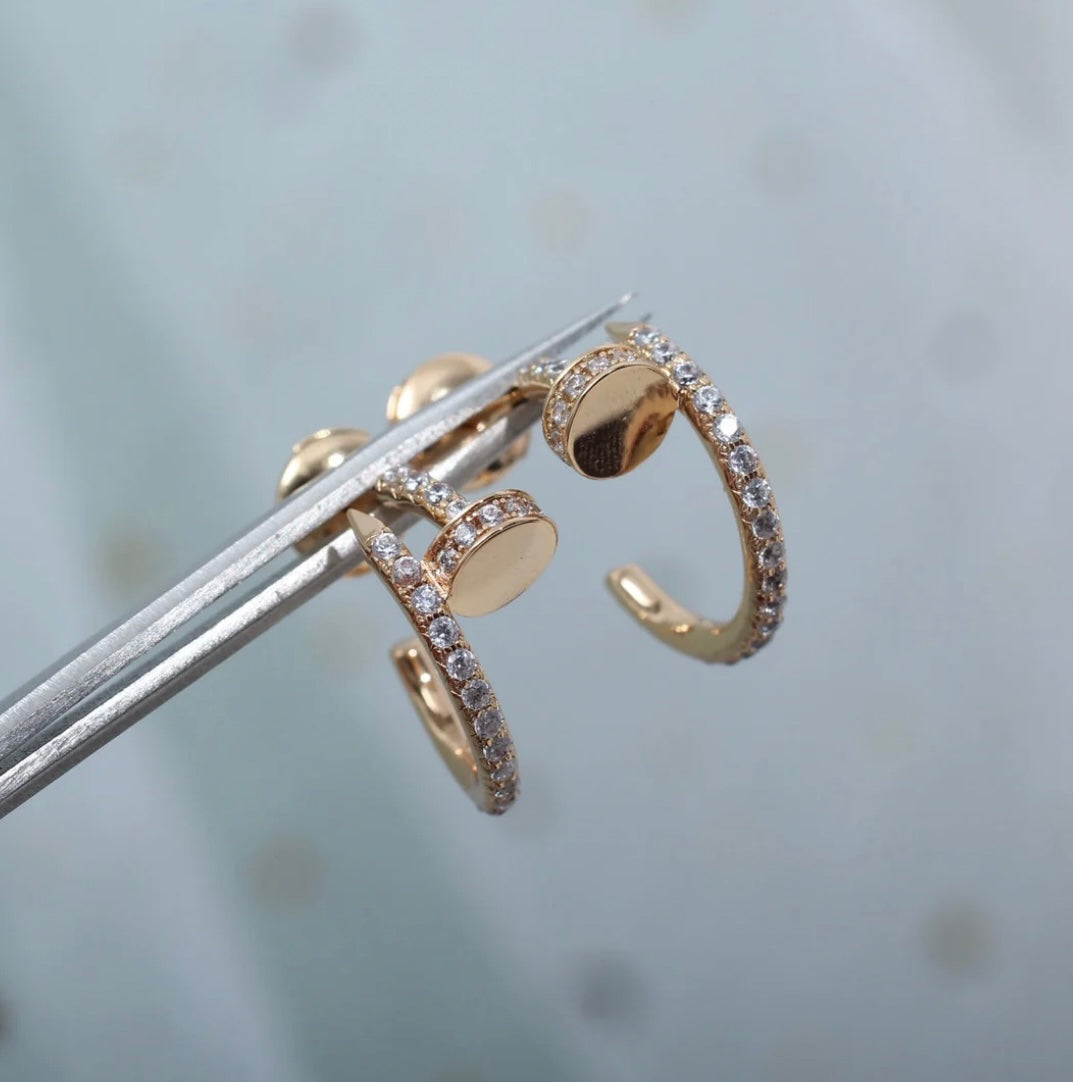 עגילים אלגנטים מסמר בגוון זהב ורוד משובץ זירקונים נוצצים