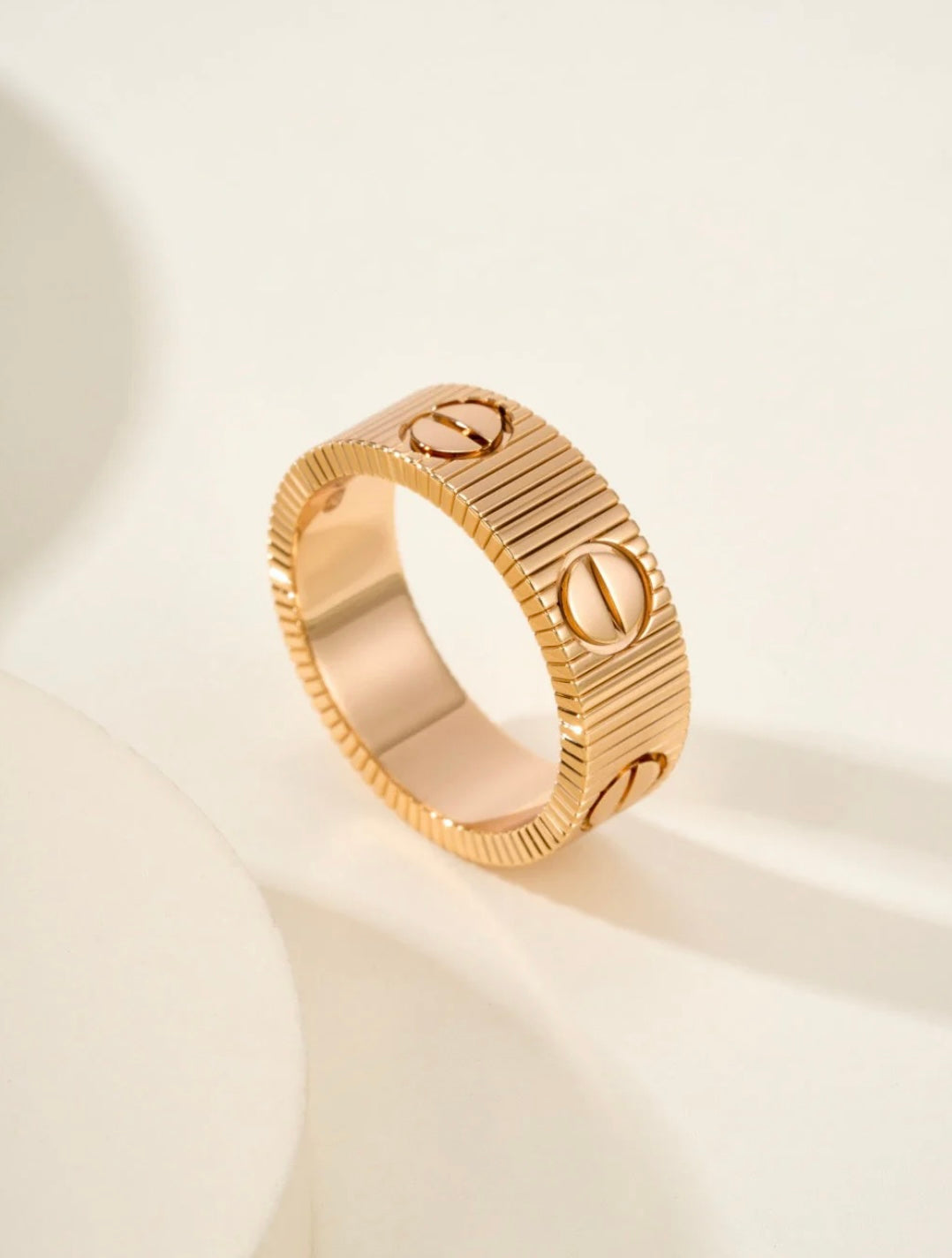 טבעת אלגנטית בגוון זהב ורוד מבריק בעיצוב יוקרתי