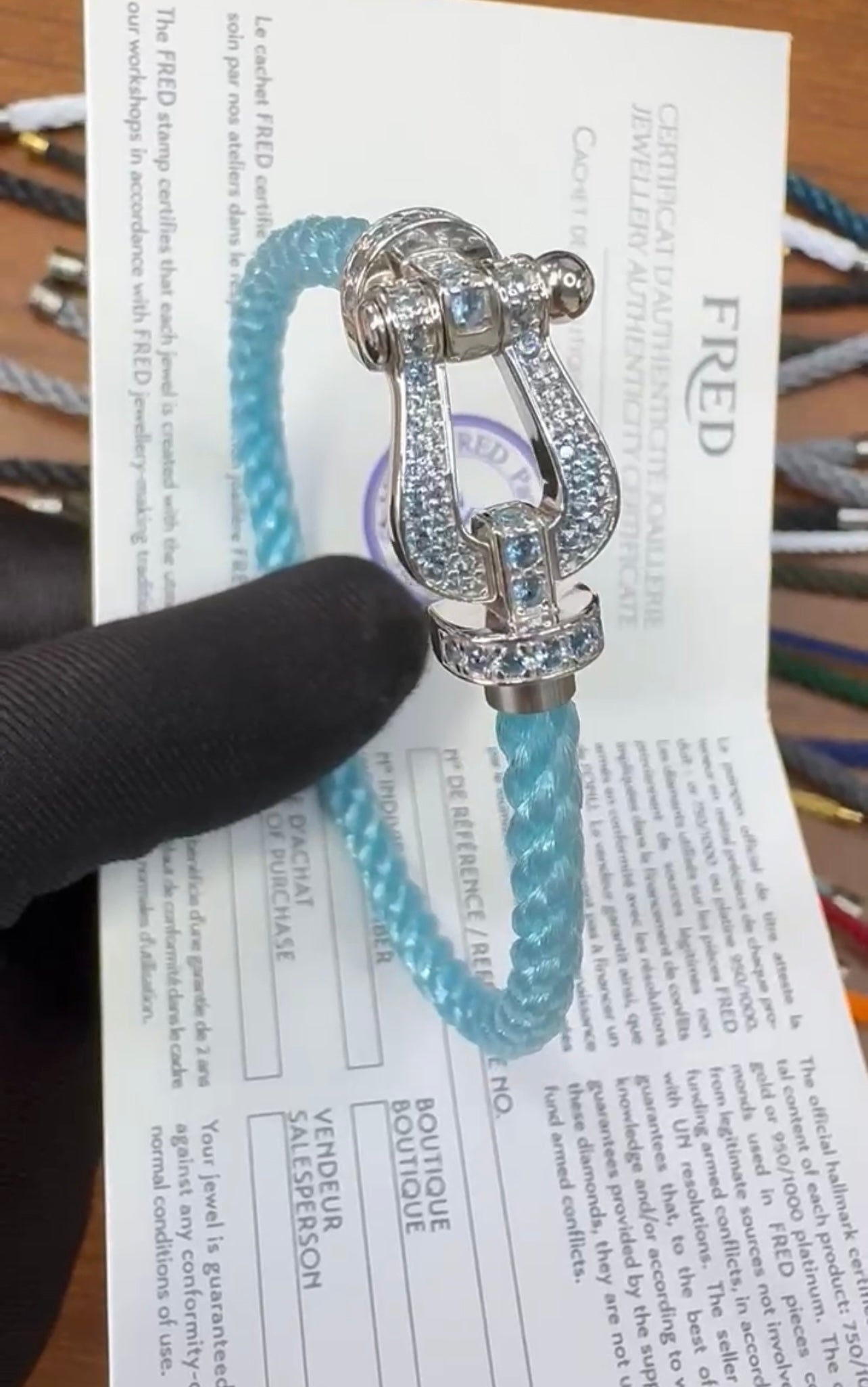 צמיד יוקרתי עם רצועת חבל בגוון תכלת ואבזם בגוון כסף משובץ בזירקונים נוצצים