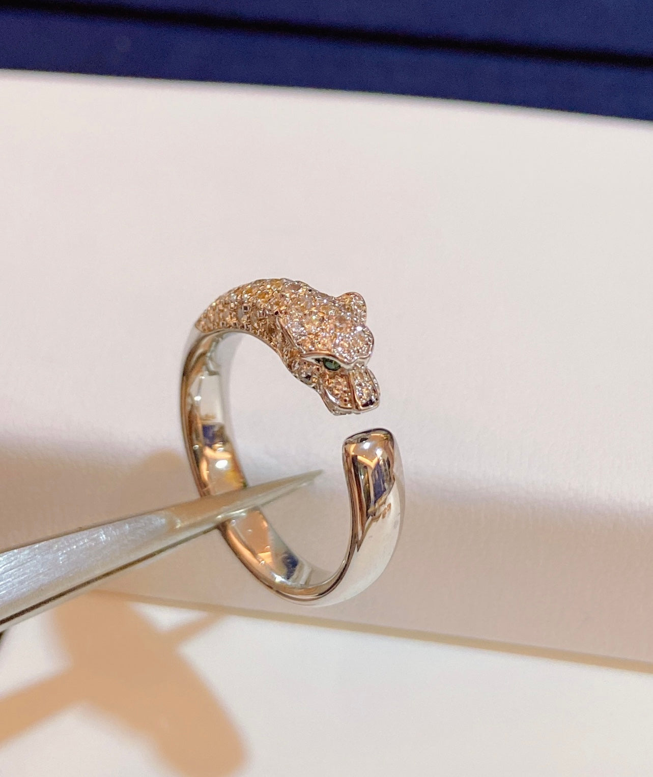טבעת אלגנטית פנתר בגוון כסף משובצת זירקונים נוצצים
