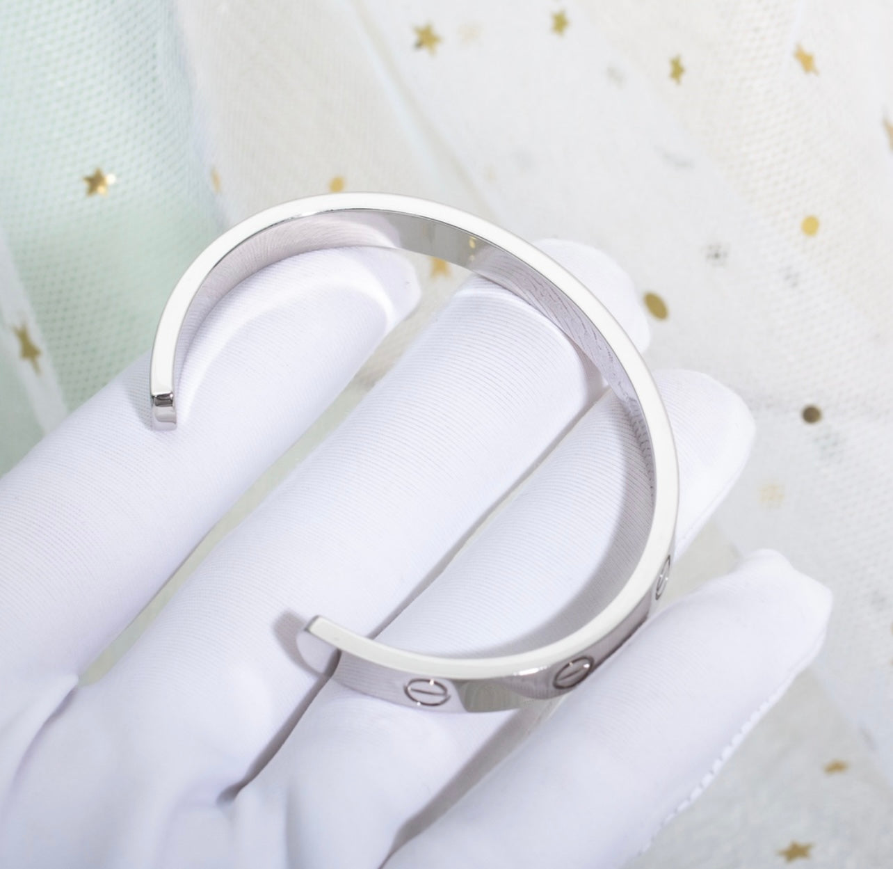 צמיד אלגנטי פתוח בגוון כסף מבריק