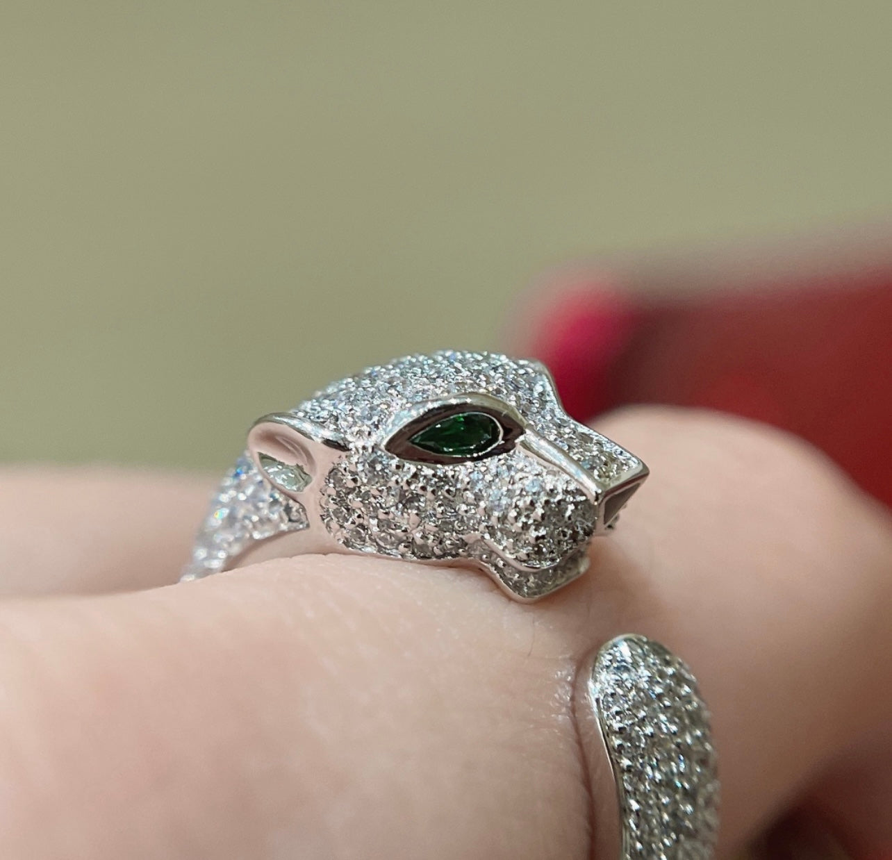 טבעת אלגנטית פנתר בגוון כסף משובצת זרקונים נוצצים