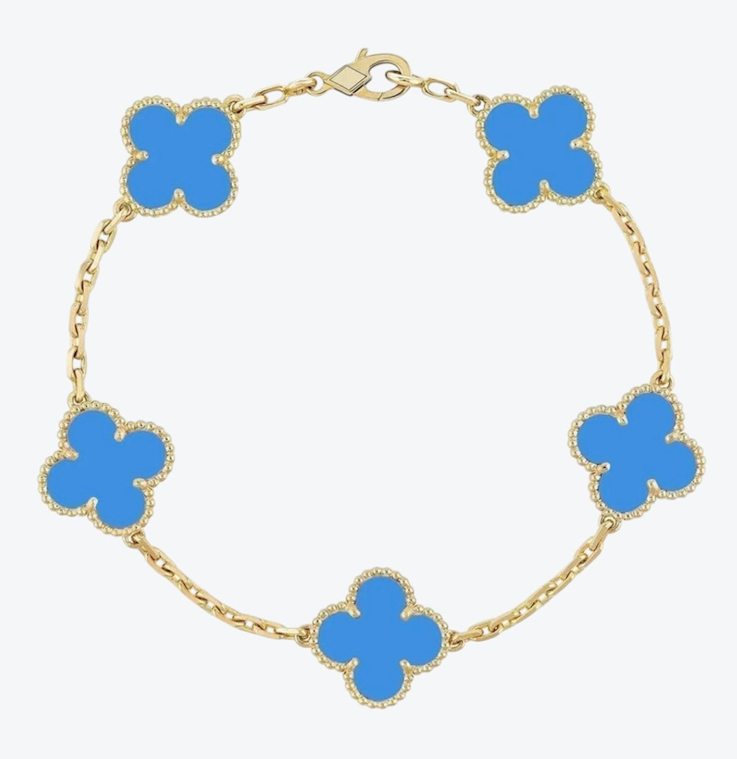 צמיד תלתן בגוון זהב עם 5 תלתנים בגוון כחול