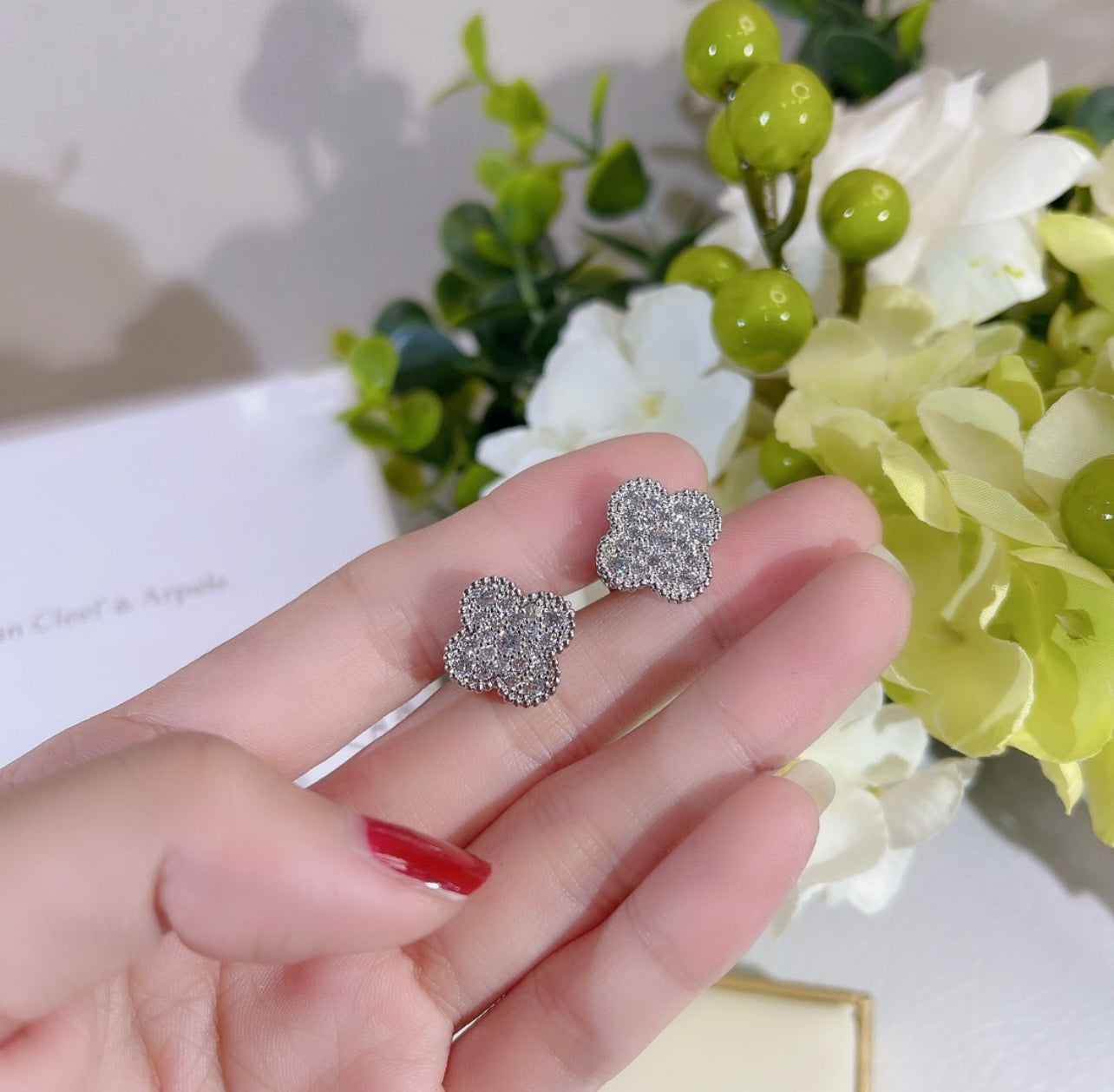 עגילי תלתן בגוון כסף משובץ זירקונים – אלגנטיות קלאסית