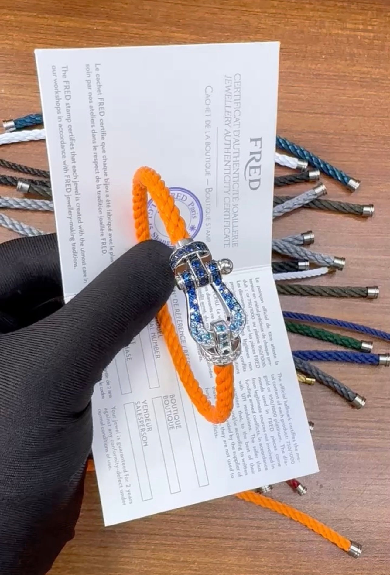 צמיד יוקרתי עם רצועת חבל כתומה ואבזם בגוון כסף משובץ בזירקונים