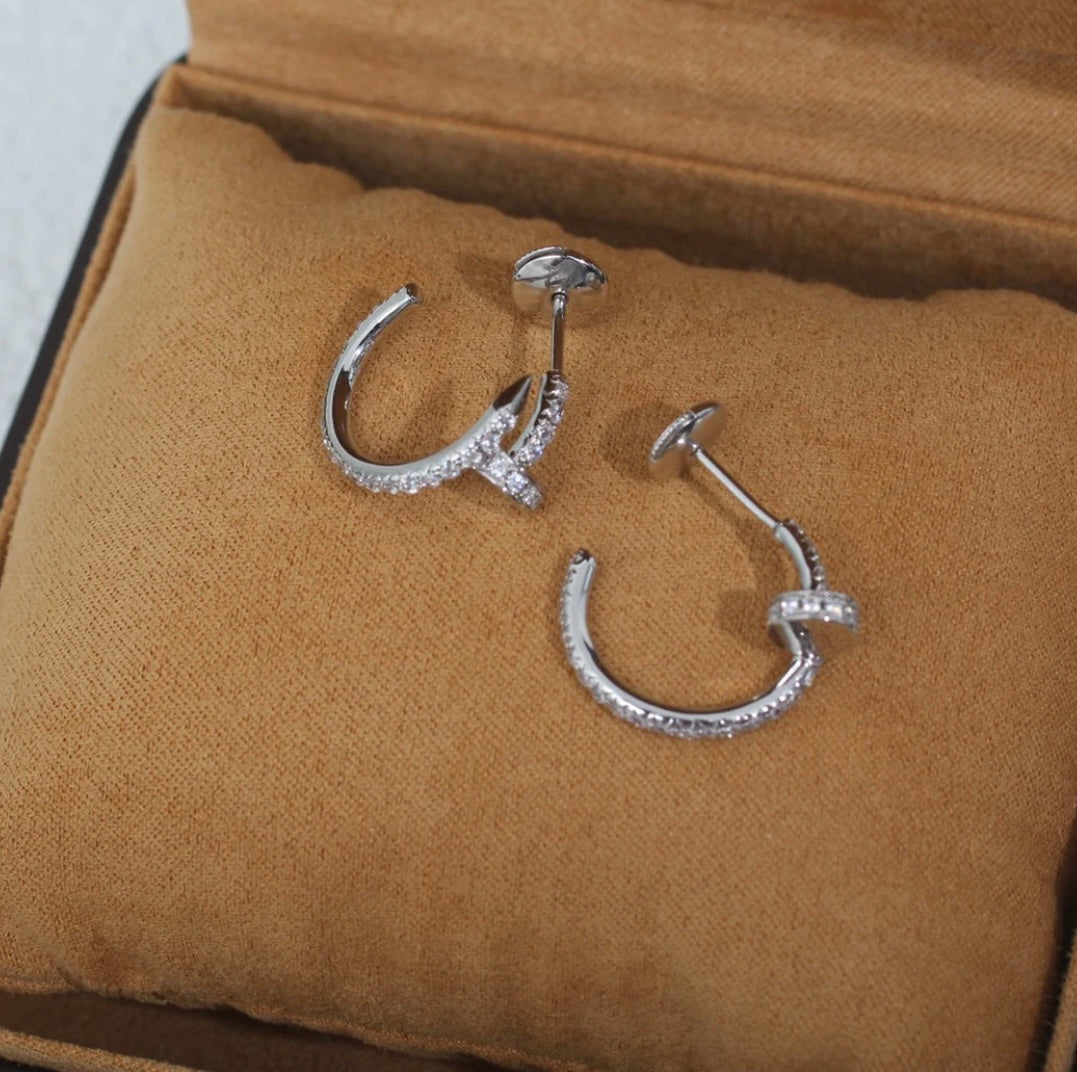 עגילים אלגנטים מסמר בגוון כסף משובץ זירקונים נוצצים