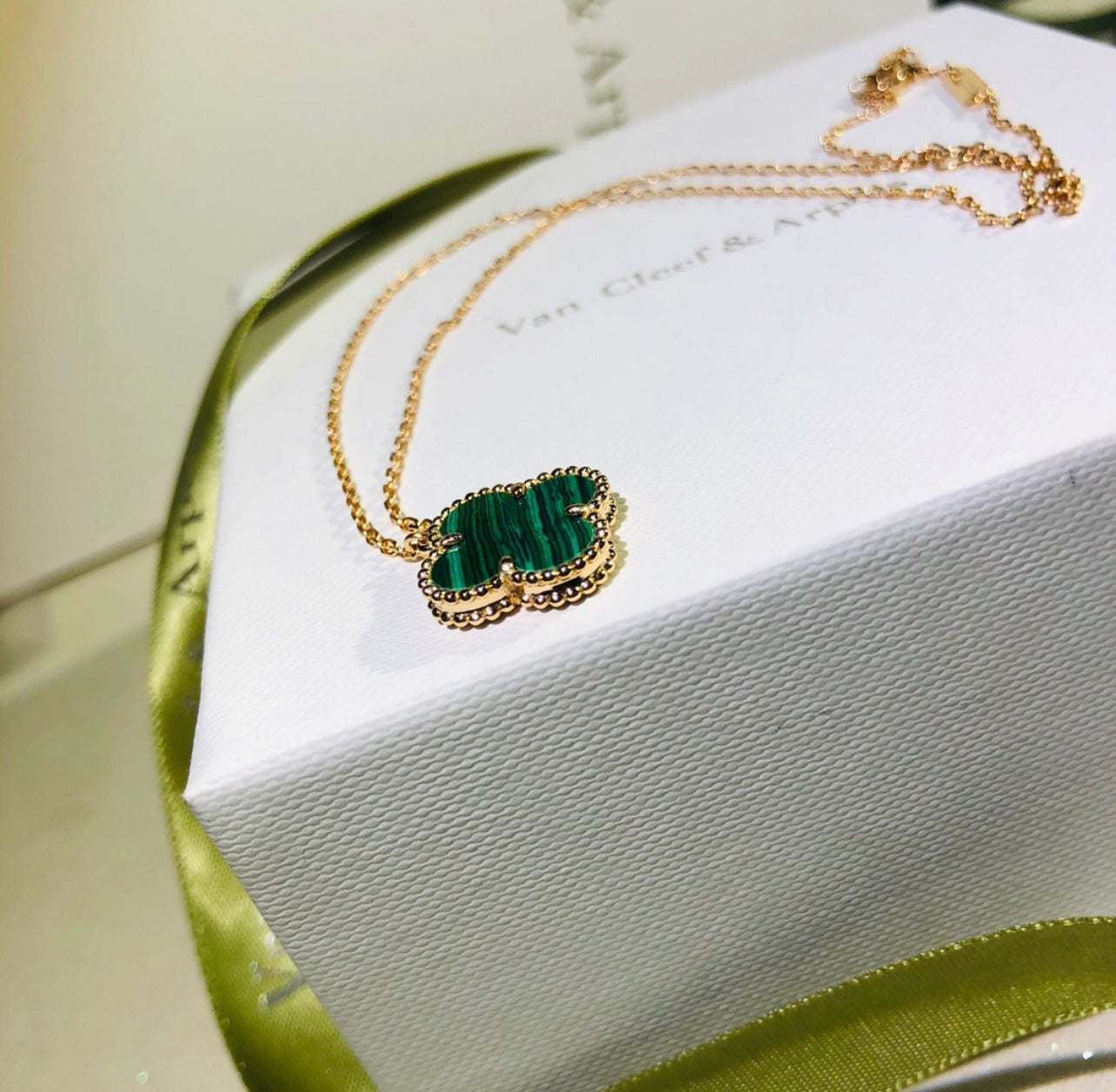 שרשרת תלתן בגוון זהב עם תליון תלתן בגוון ירוק