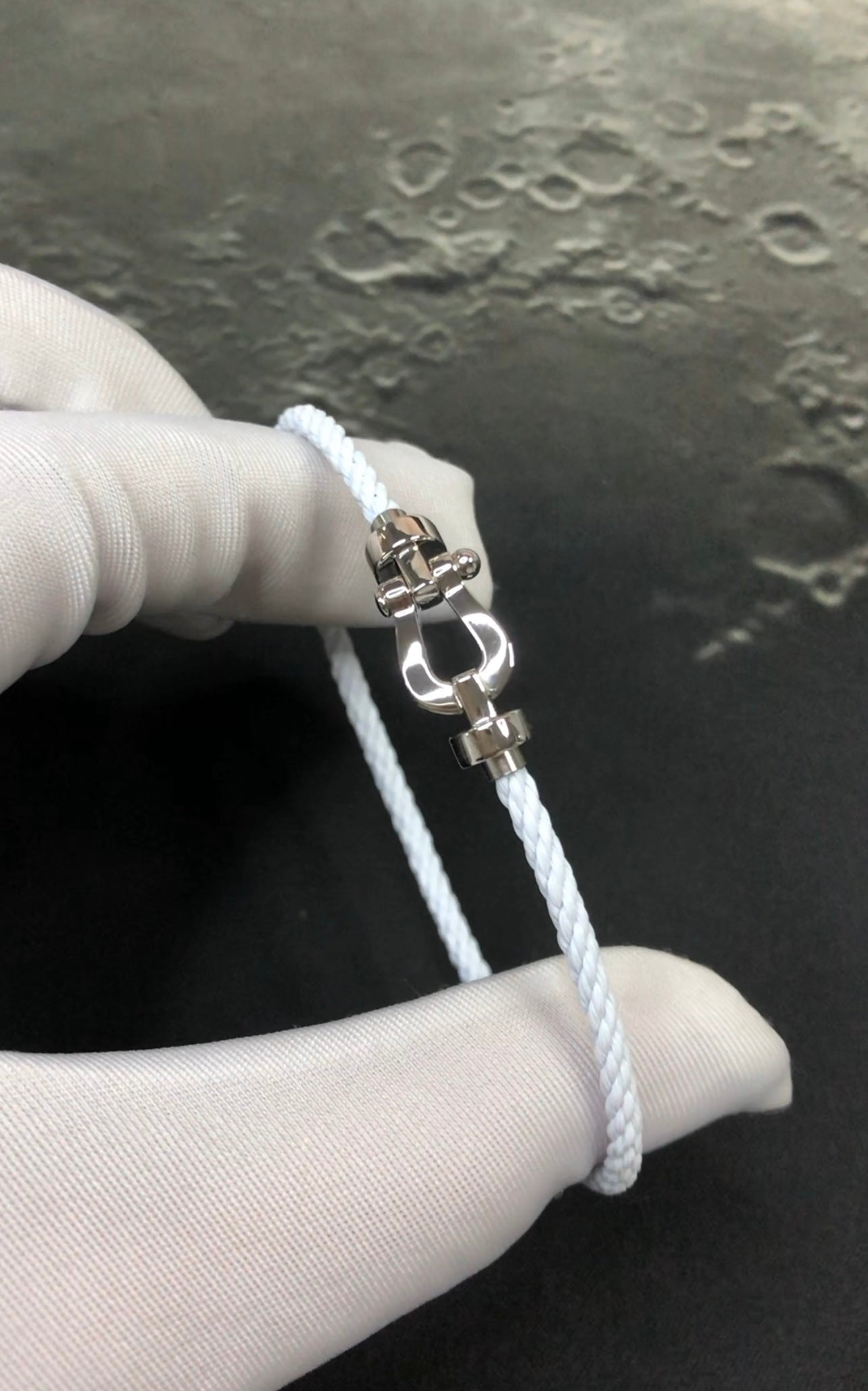 צמיד יוקרתי עם רצועת חבל בצבע לבן ואבזם כסוף