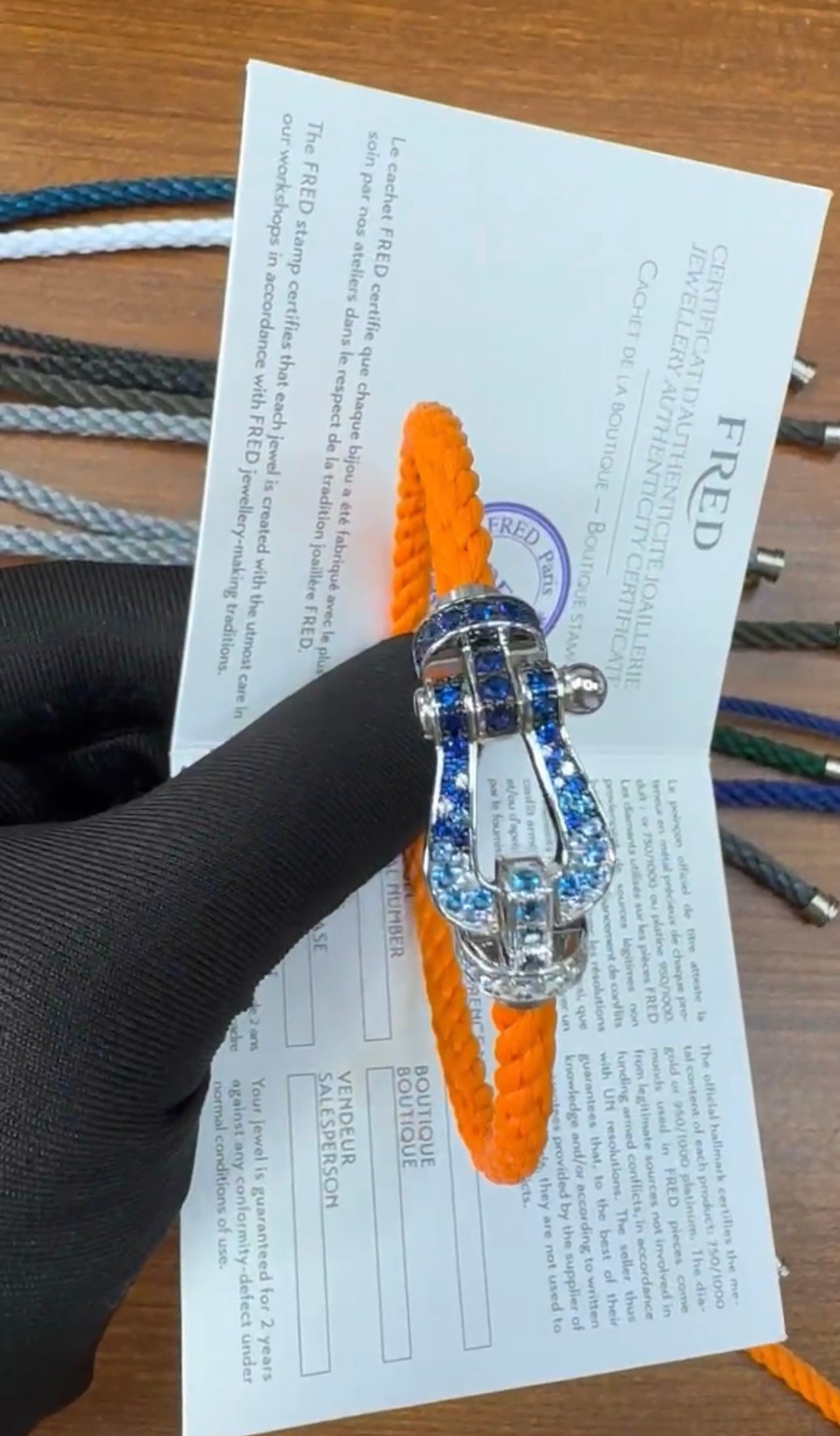 צמיד יוקרתי עם רצועת חבל כתומה ואבזם בגוון כסף משובץ בזירקונים