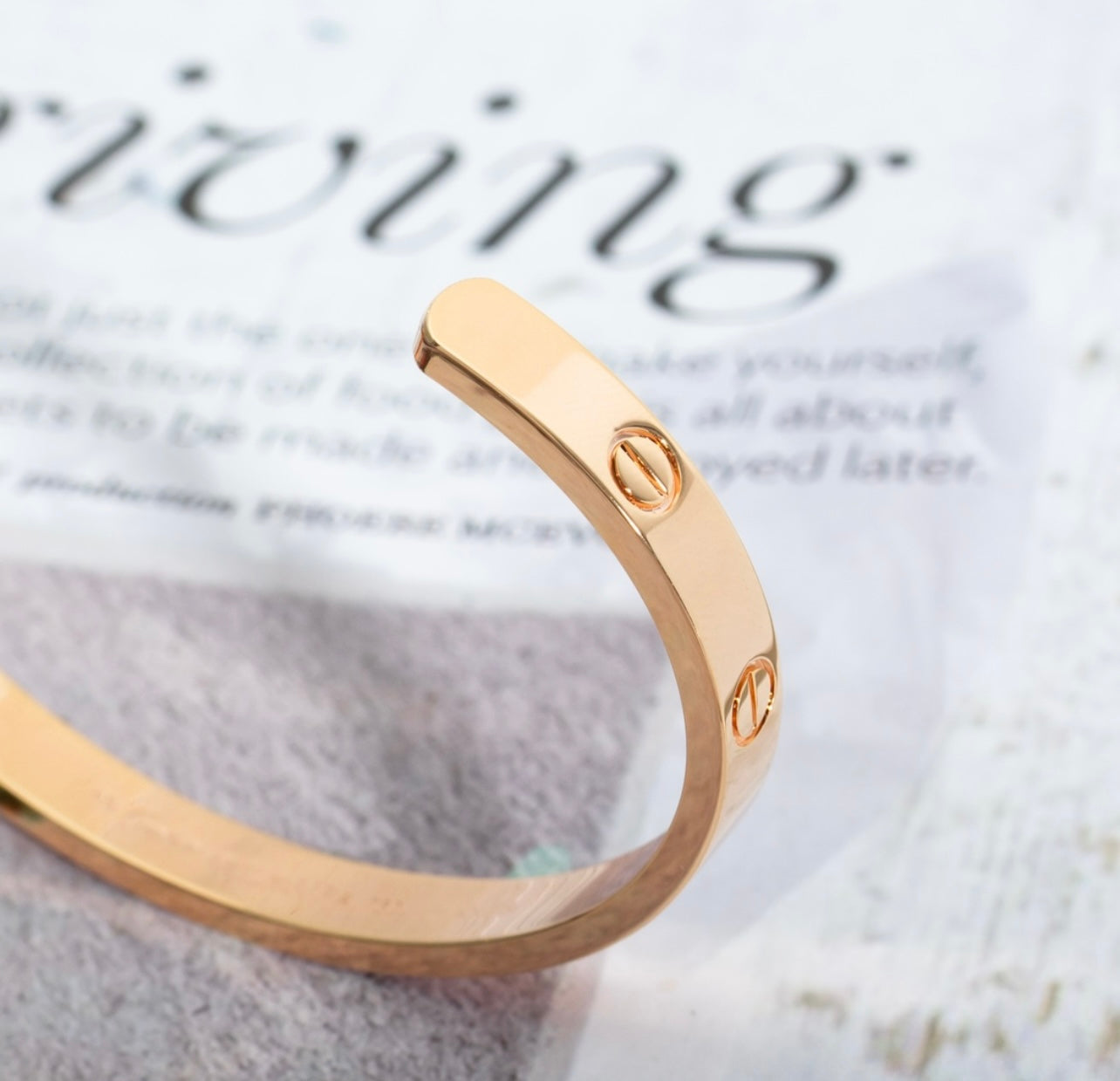 צמיד אלגנטי פתוח בגוון זהב ורוד מבריק